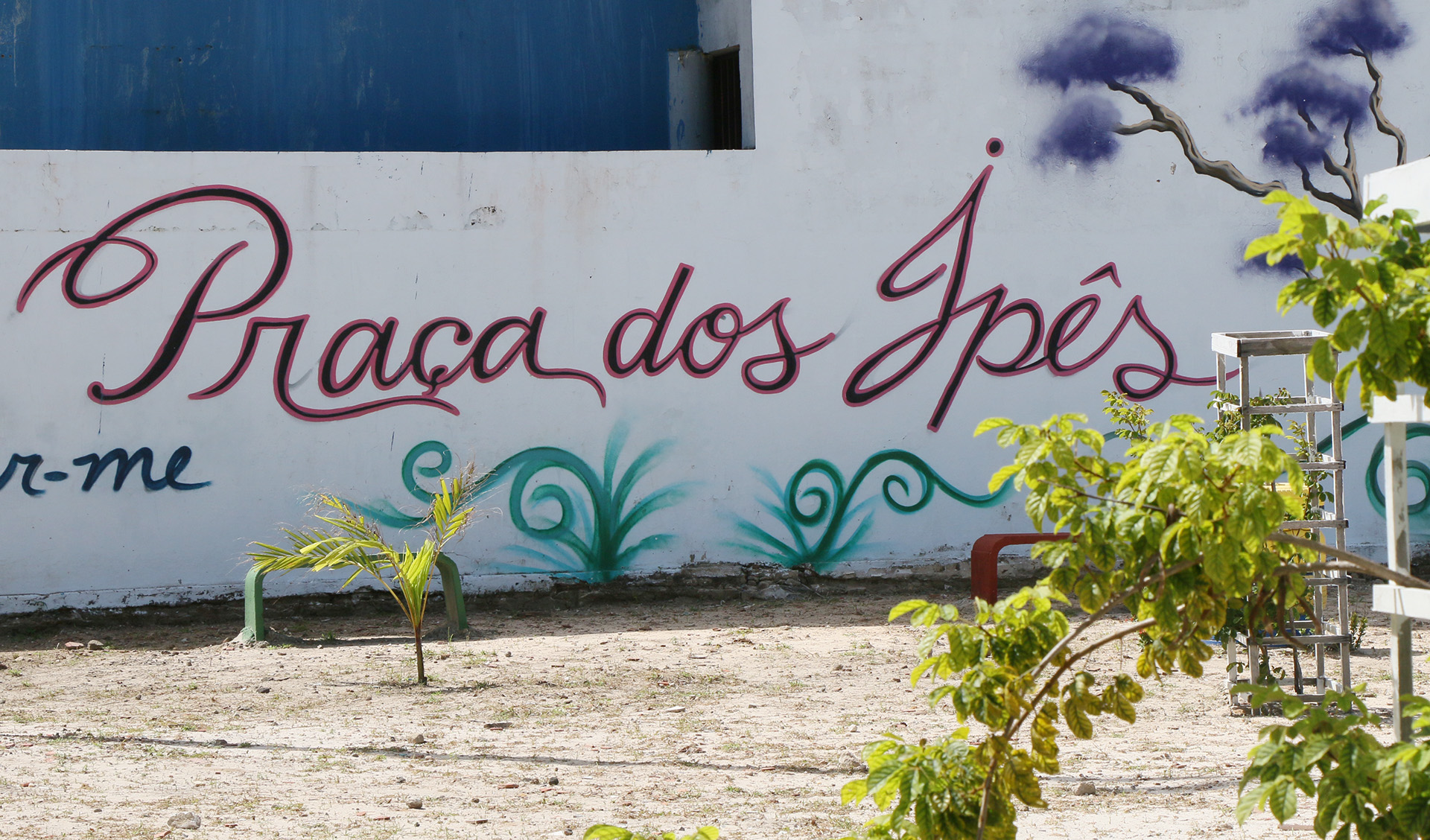 muro da praça do ipês com o nome da praça desenhado nele