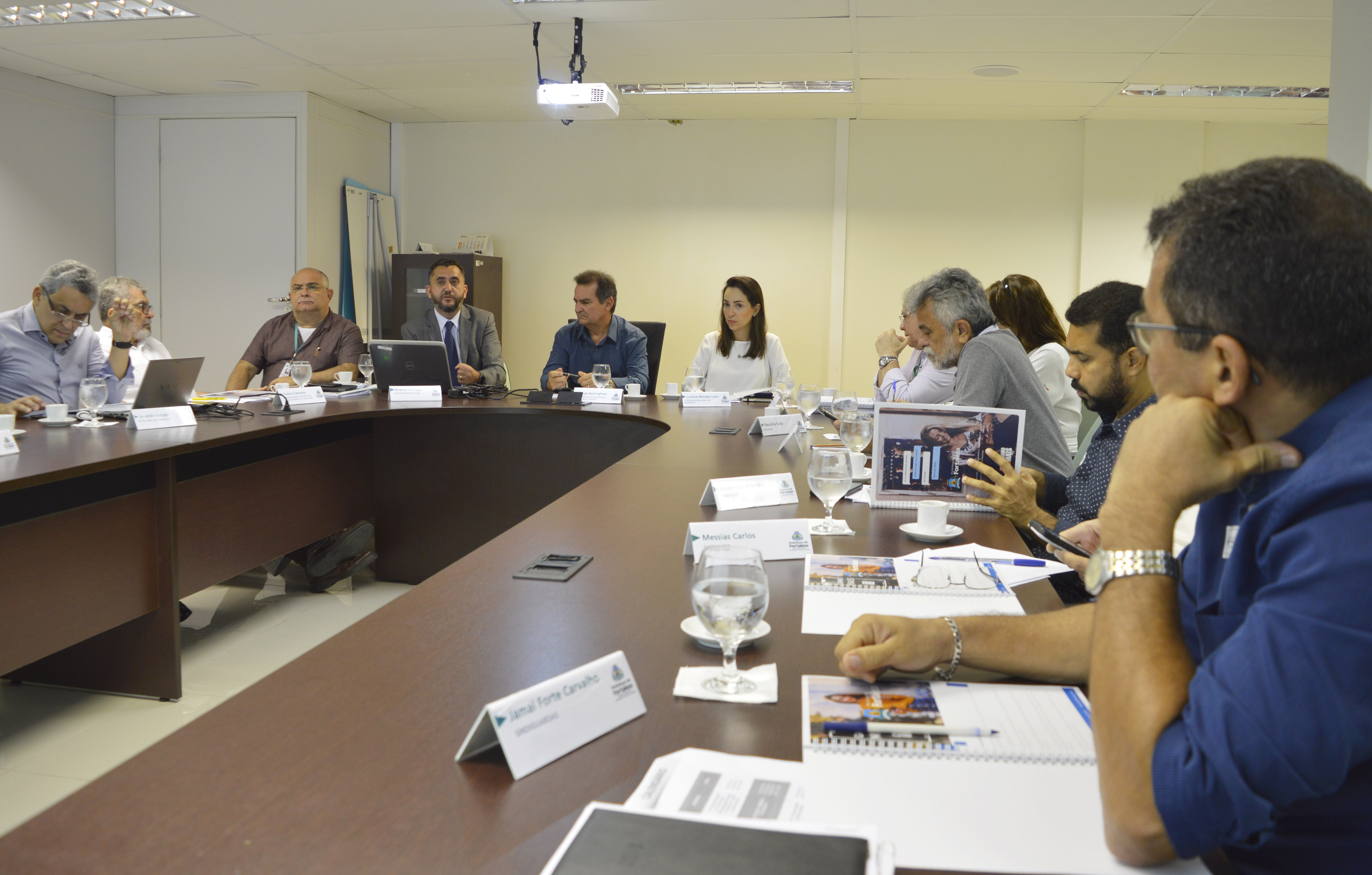 pessoas sentando em uma mesa de reunião