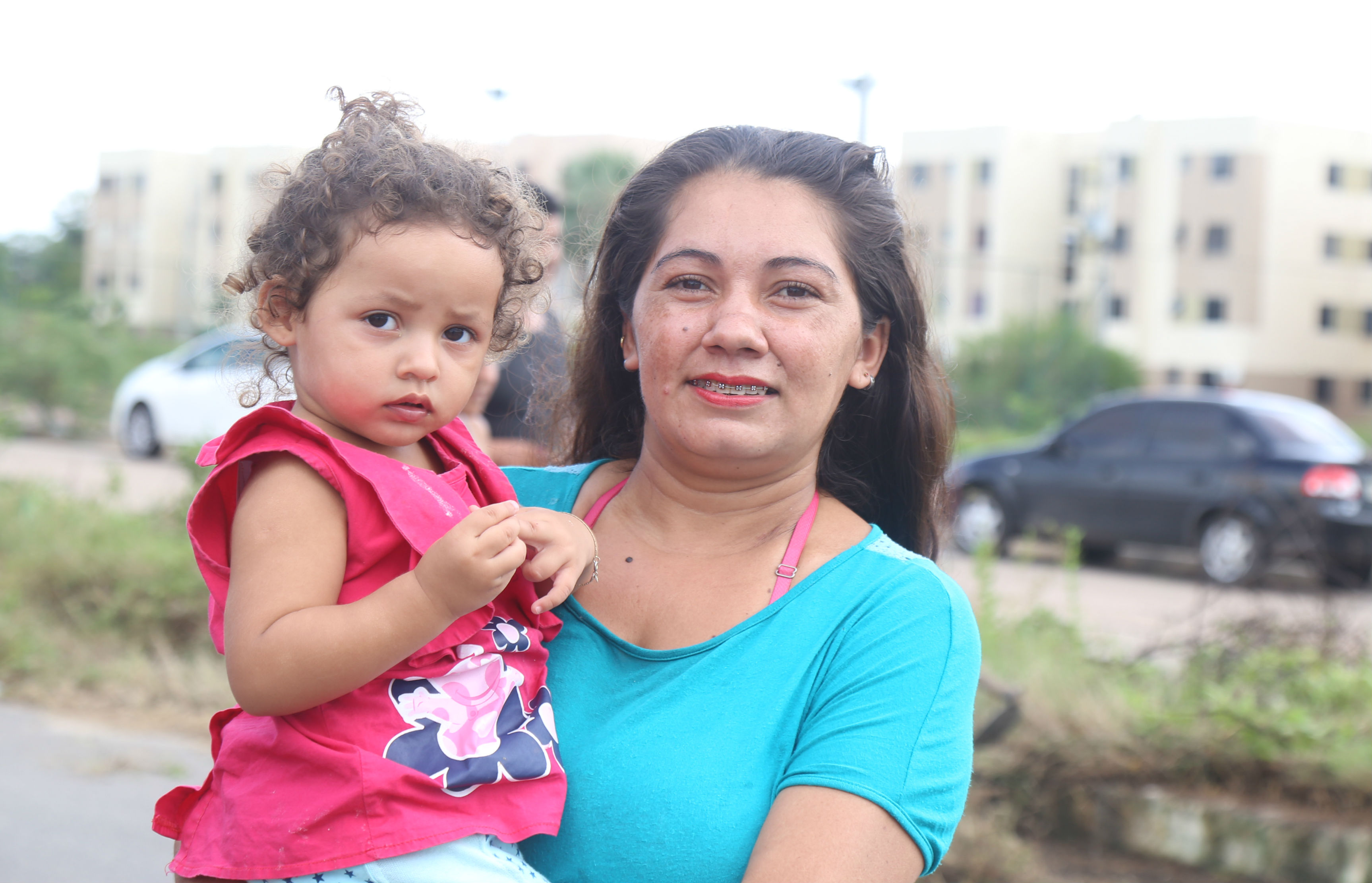 Mulher com criança no colo