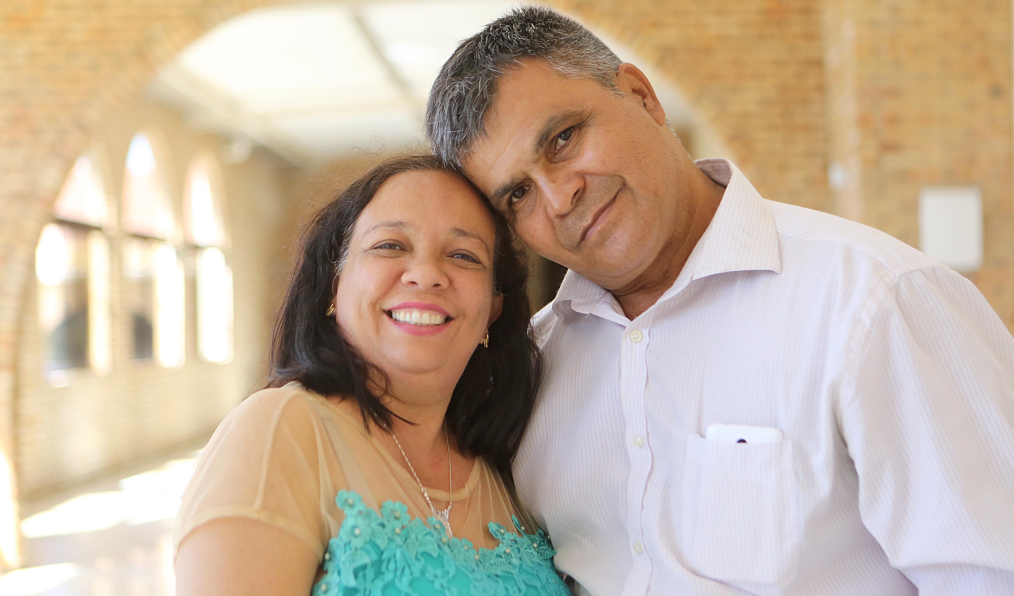 Mulher e homem se abraçando e sorrindo