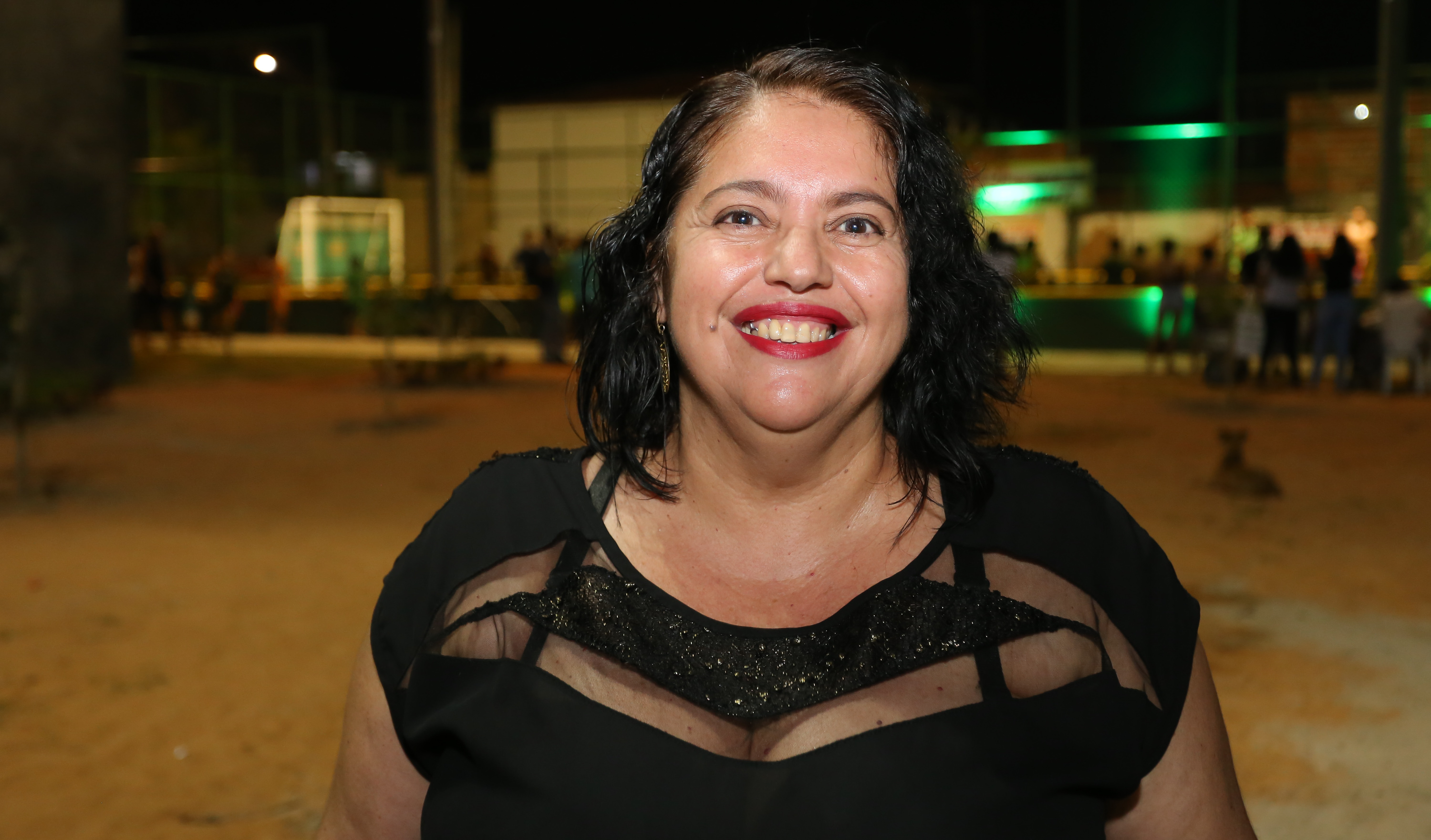 mulher posa para foto sorrindo