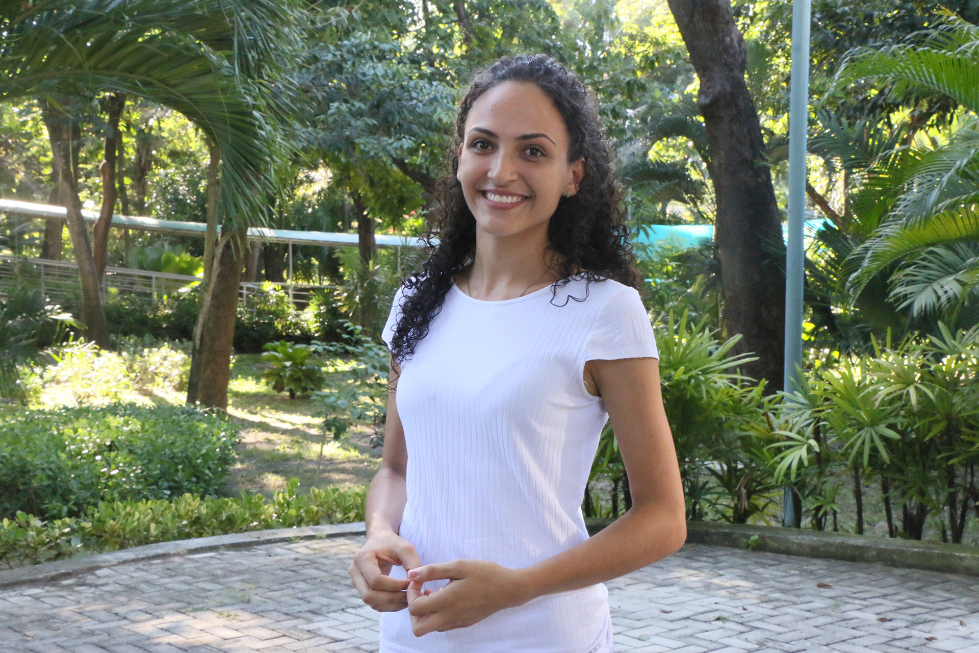 Garota sorrindo para a foto