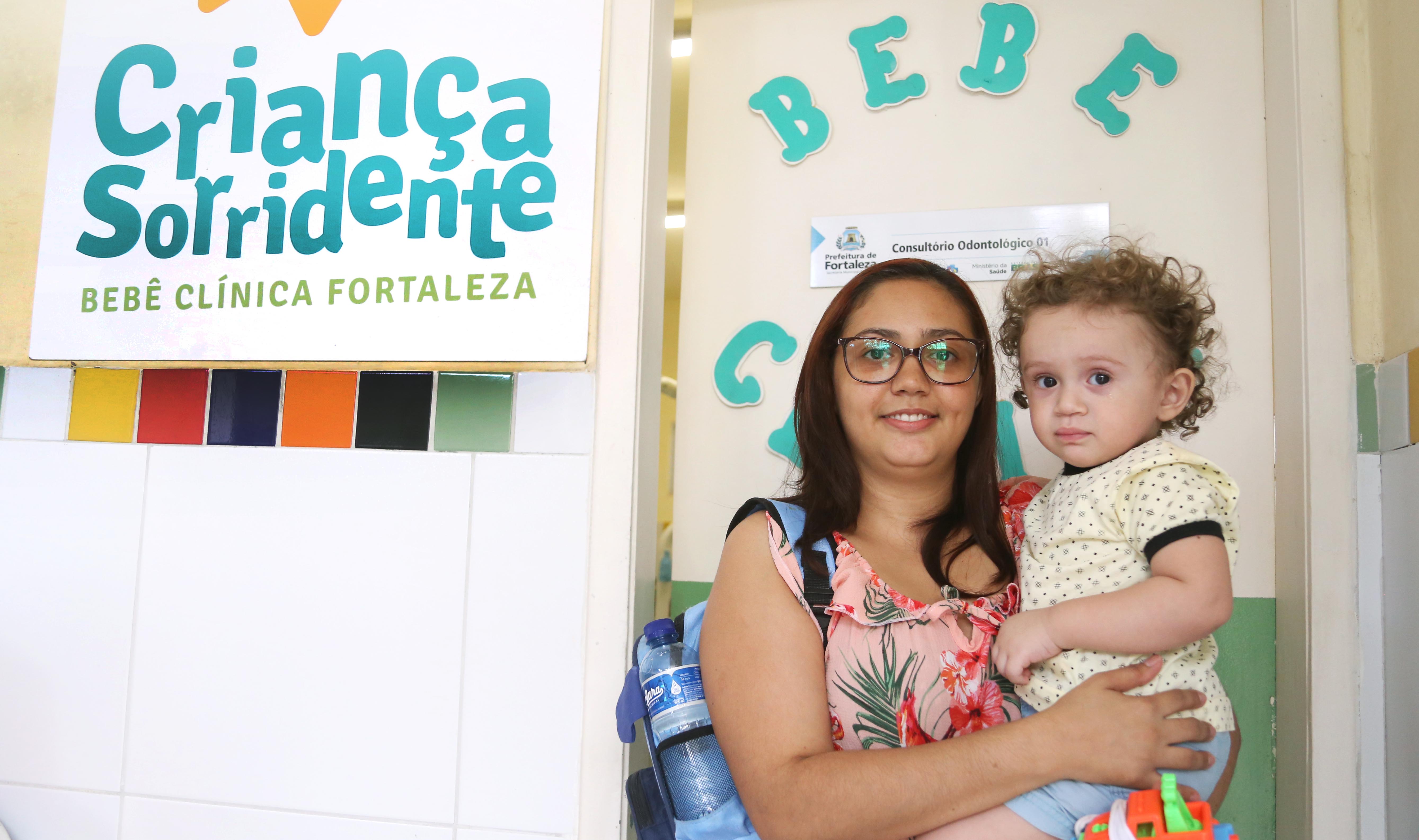 Mãe segurando filho no colo