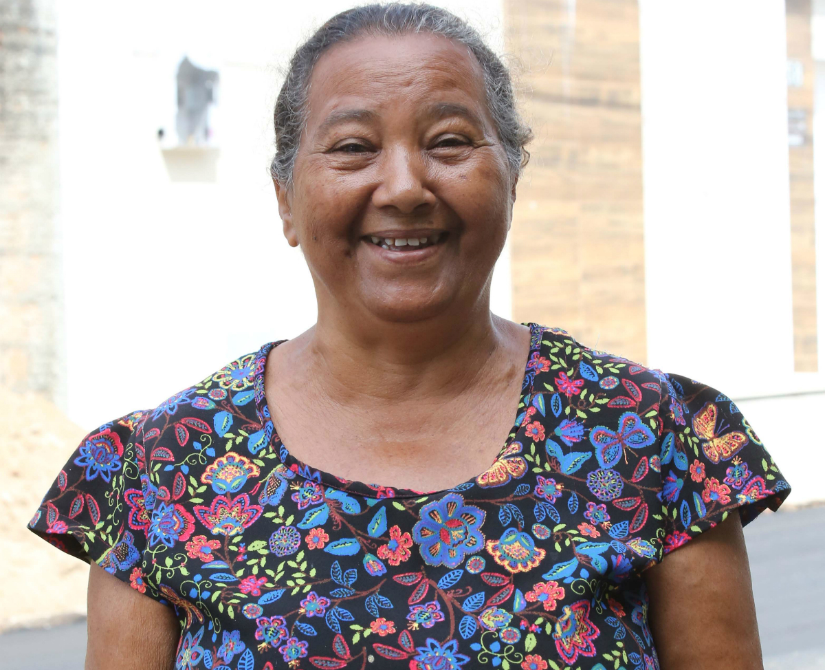 Senhora sorrindo para a foto