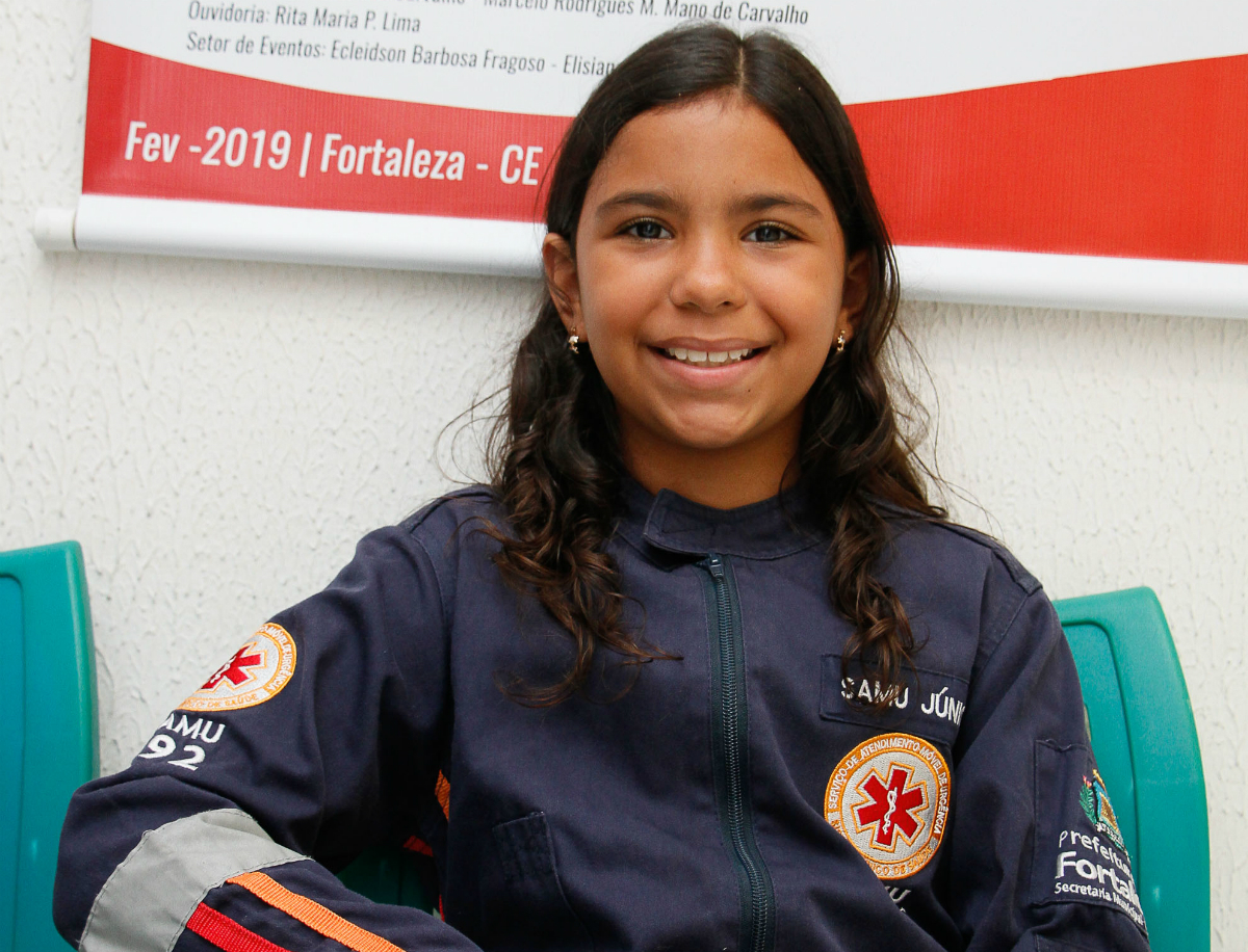 Garota sorrindo para a foto