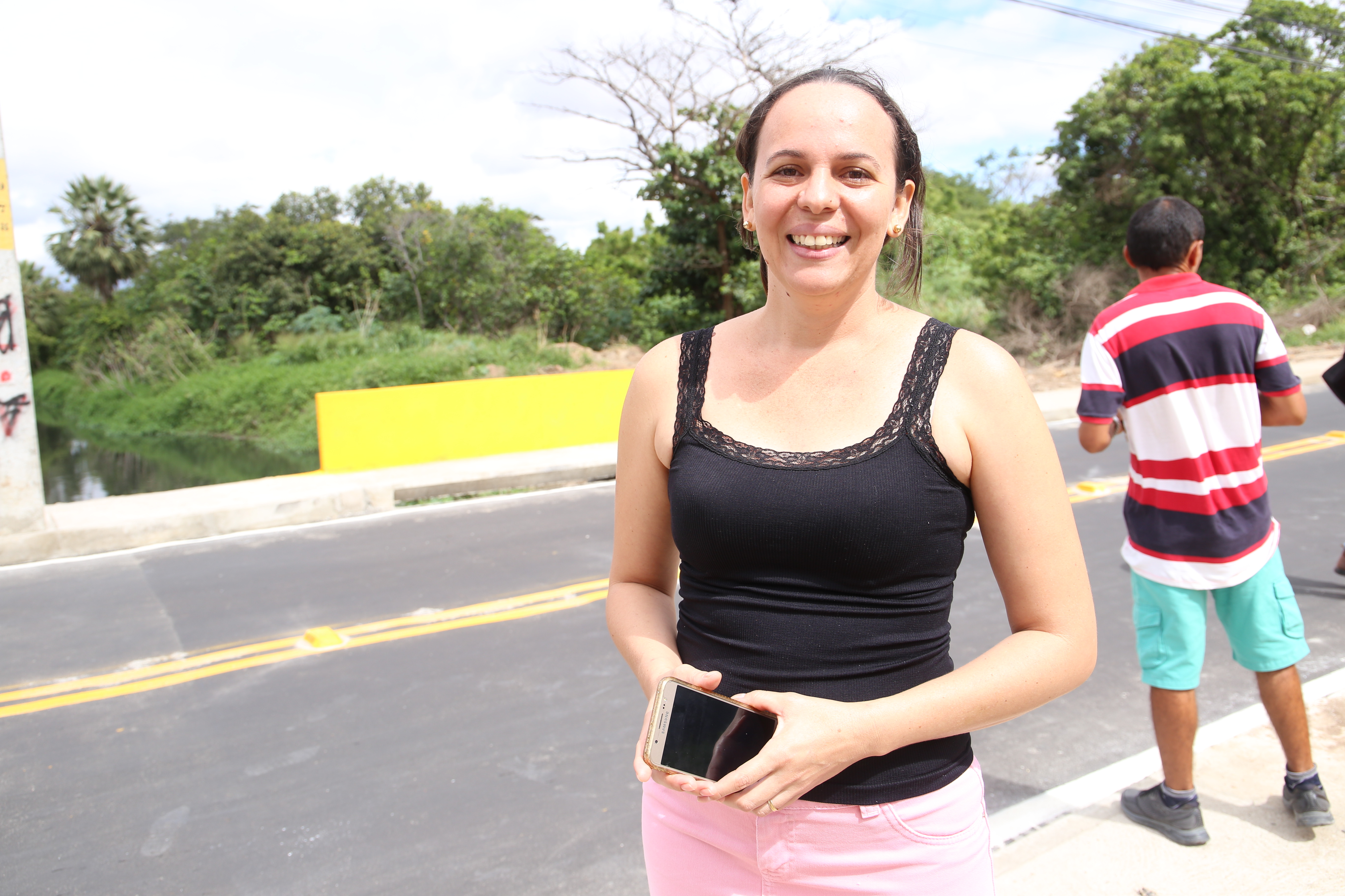 Mulher sorrindo para a foto