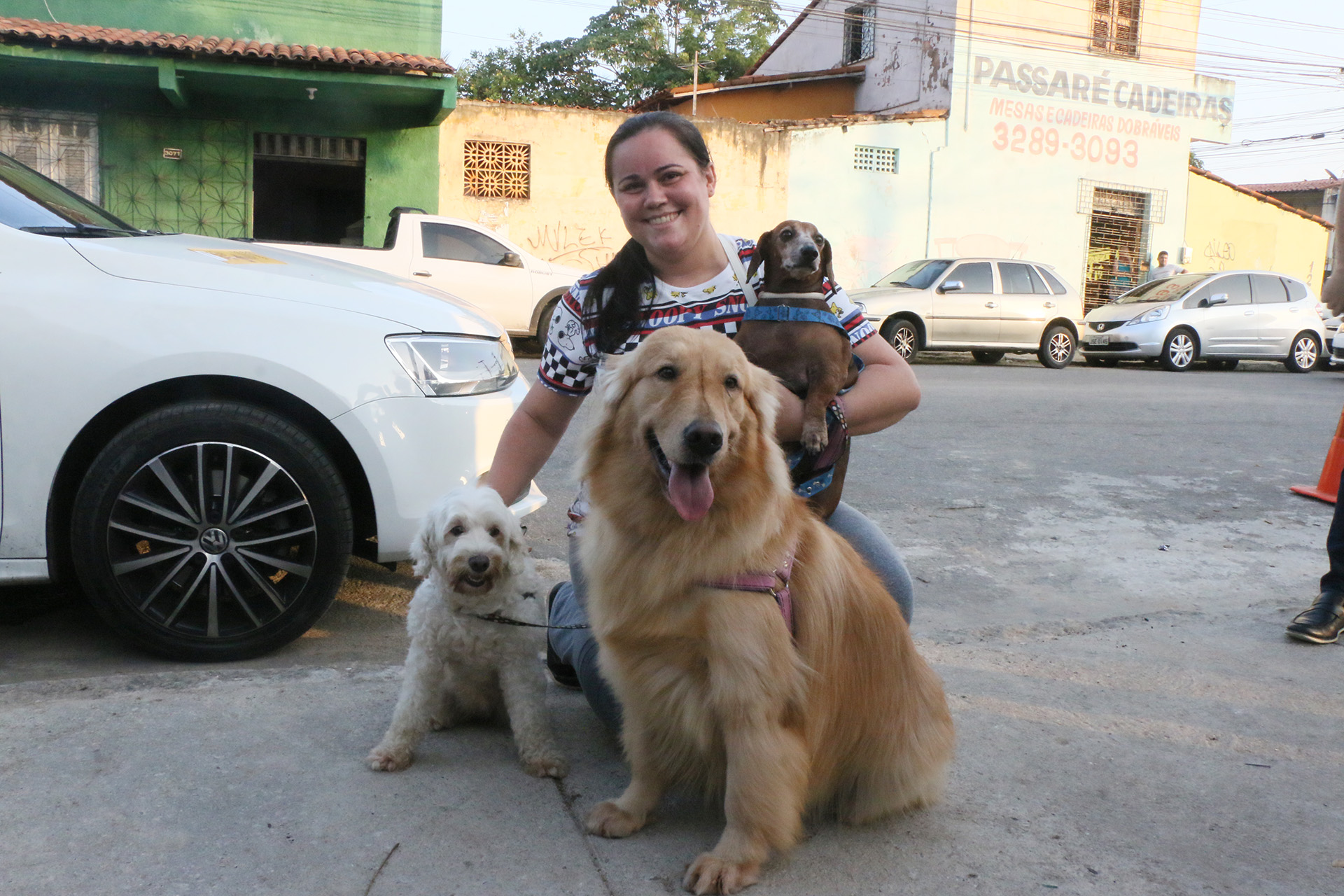 mulher posa com três cachorros