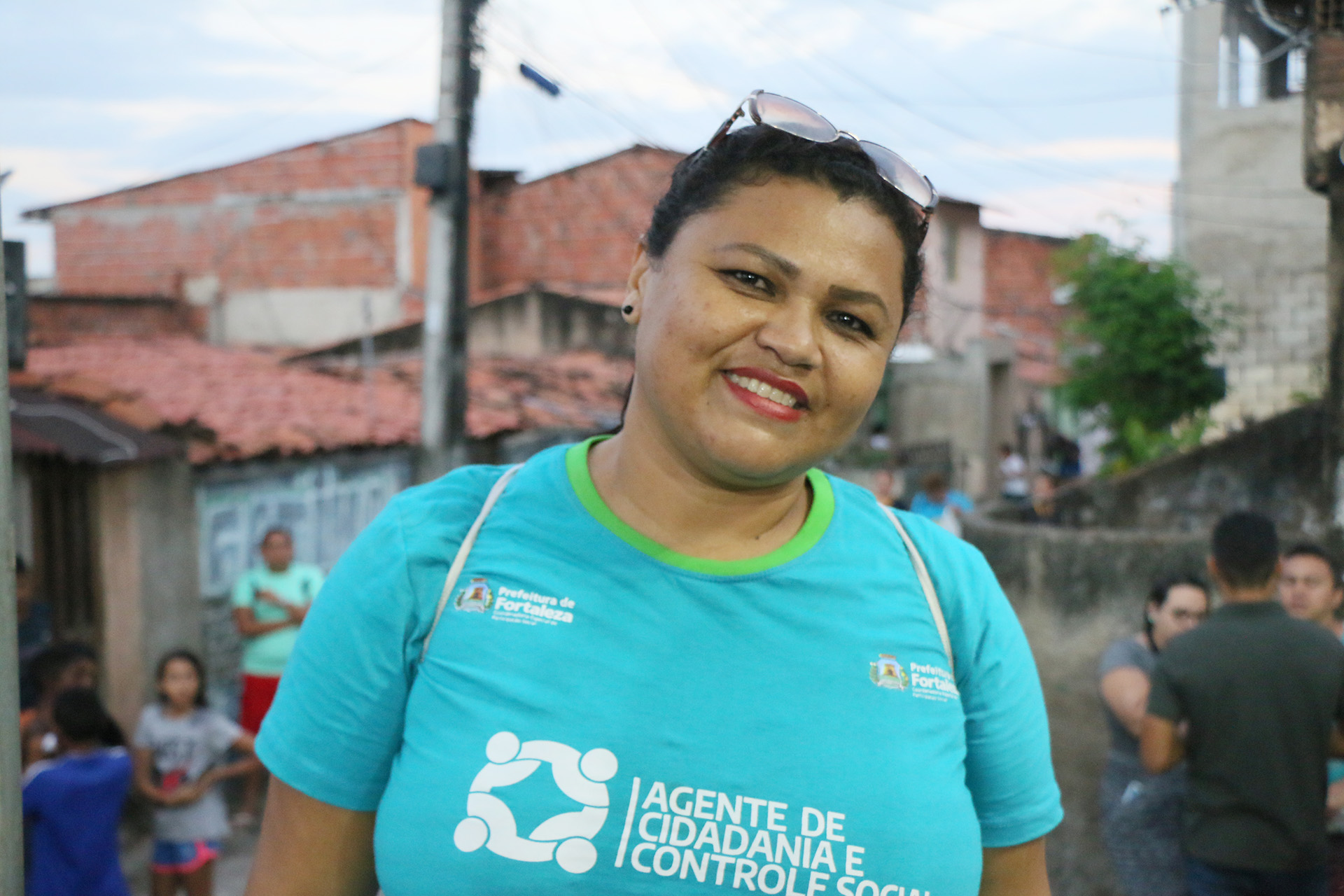 mulher posa para foto sorrindo