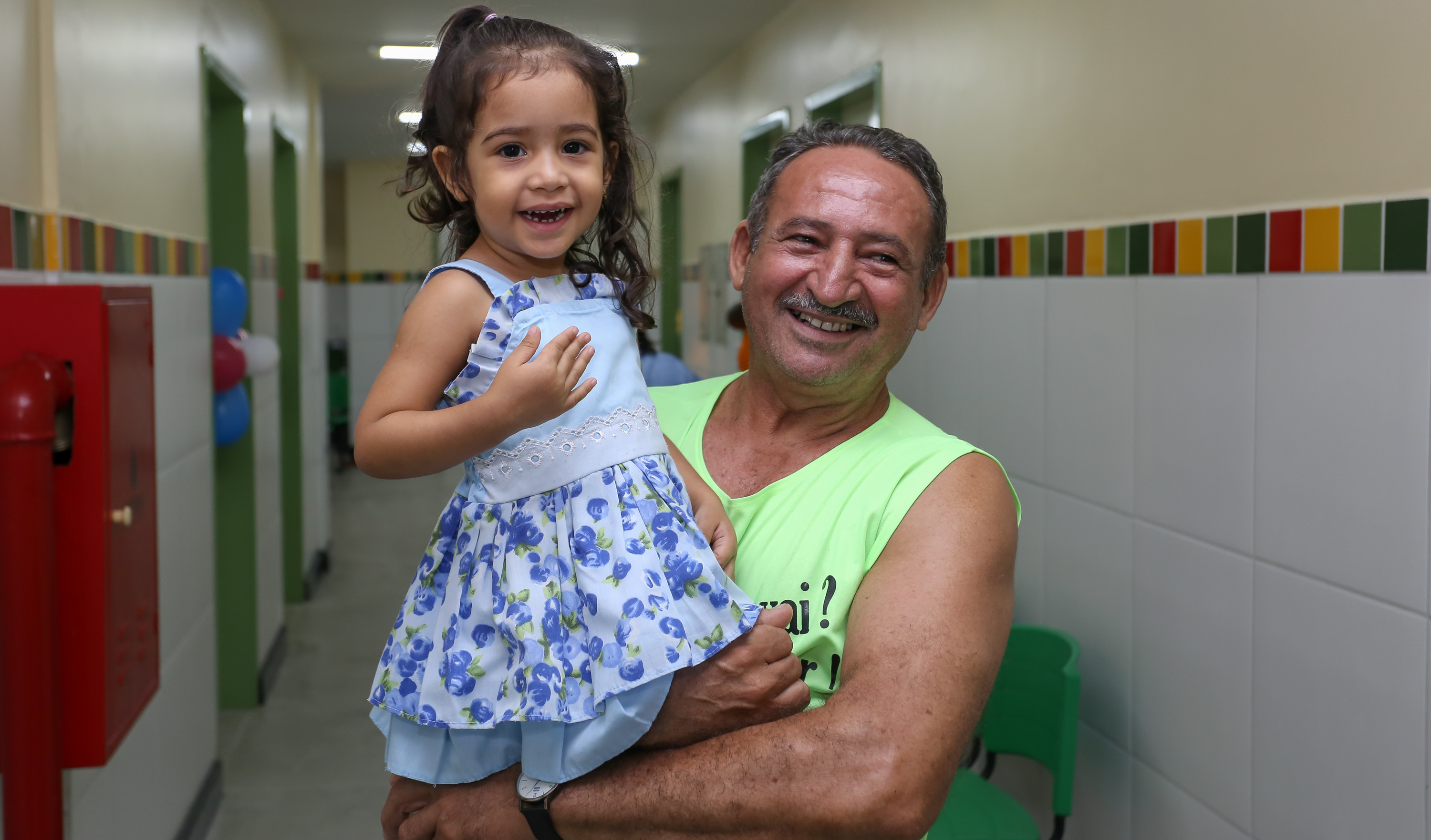 homem segura uma criança no colo