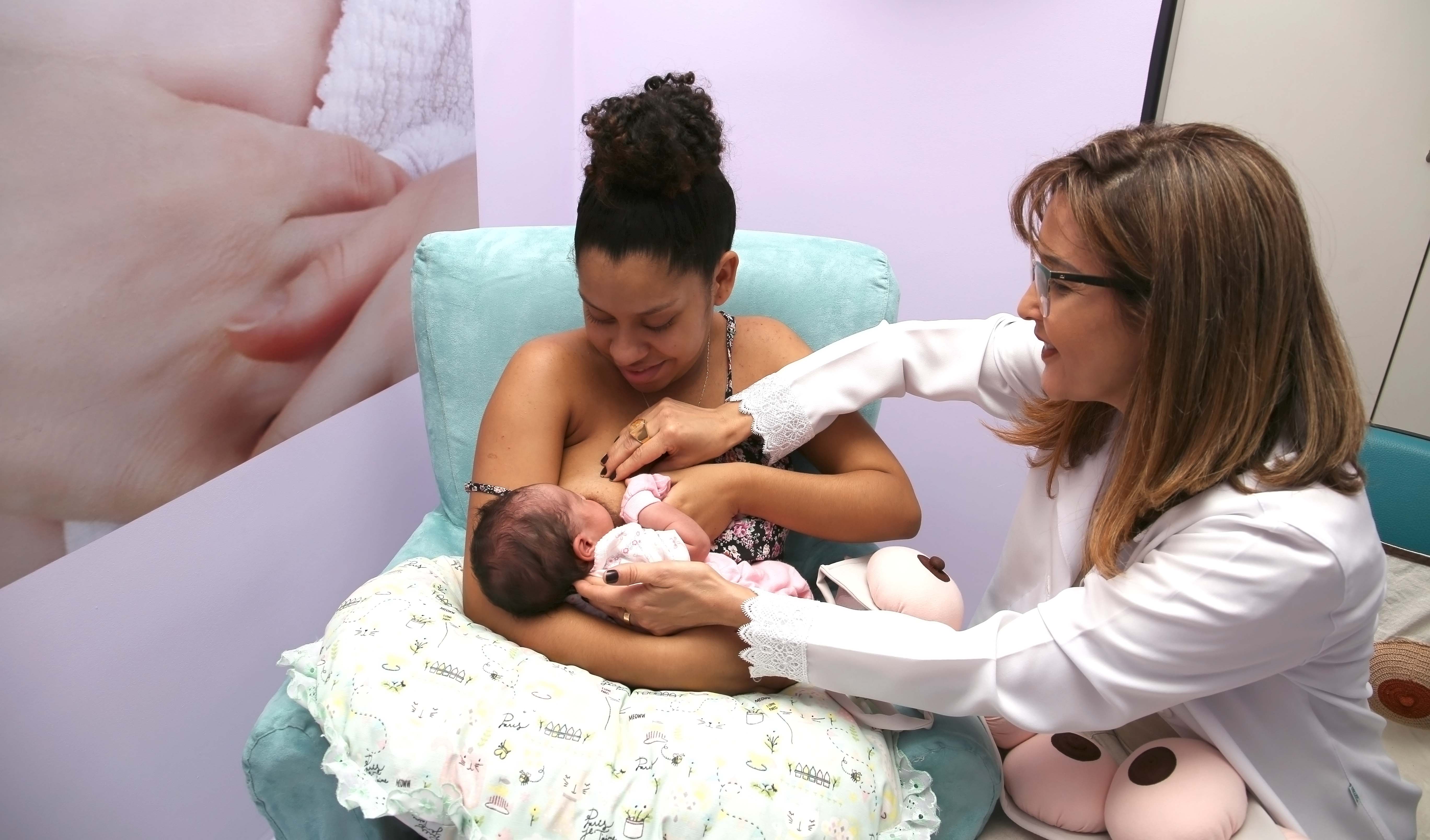 mulher amamentando criança