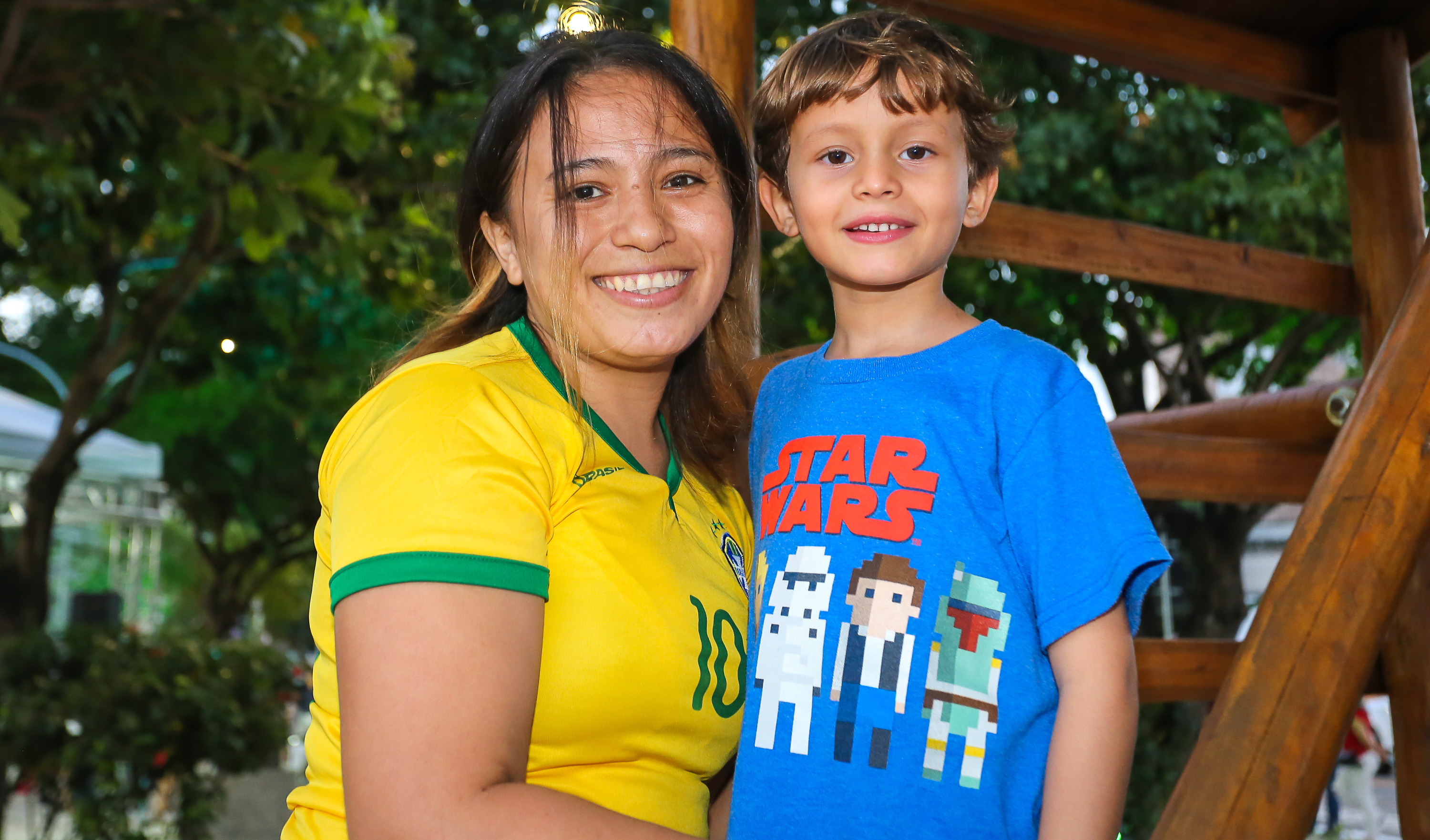 Mulher e garoto sorrindo para a foto