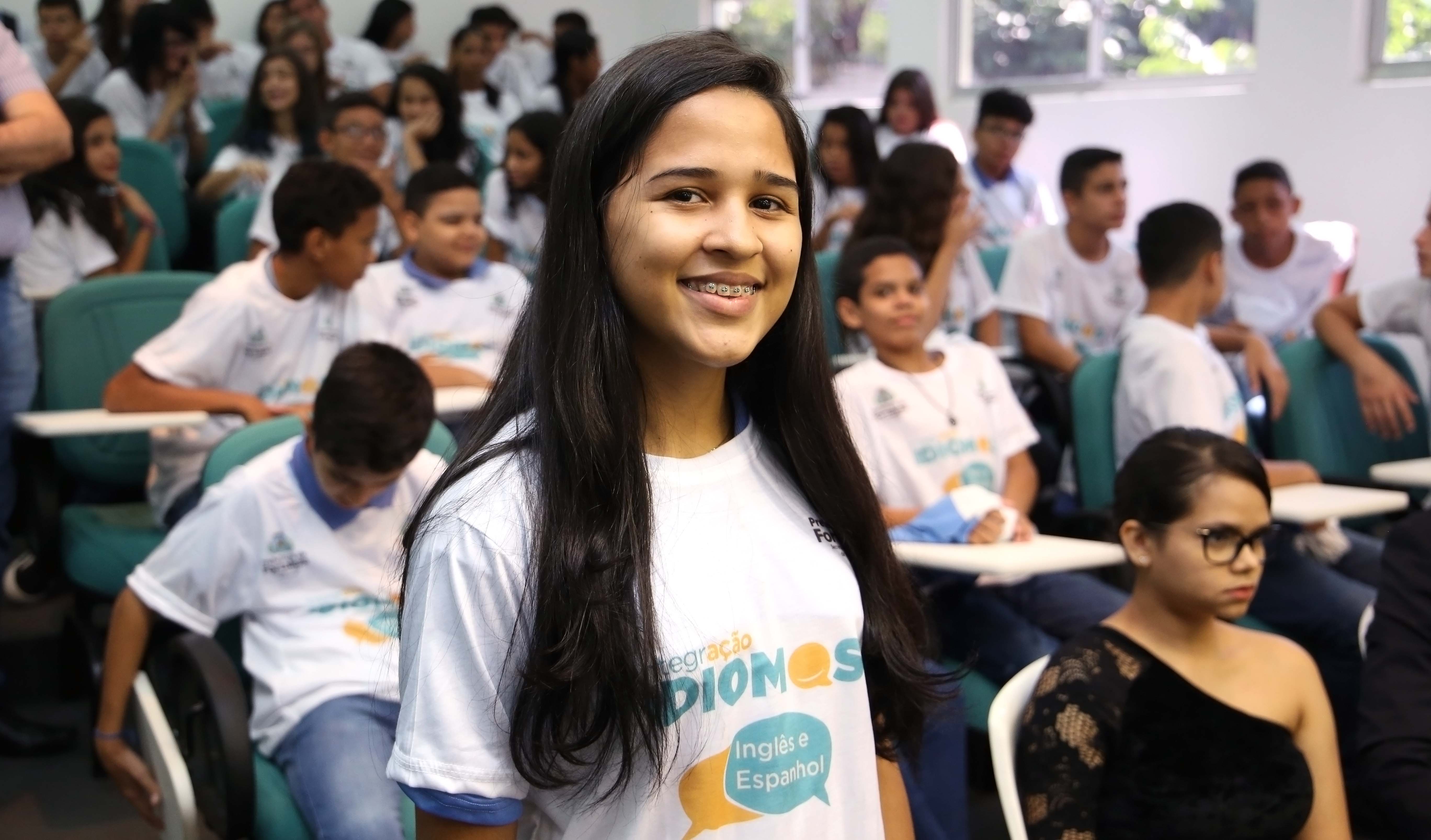 Garota sorrindo para a foto