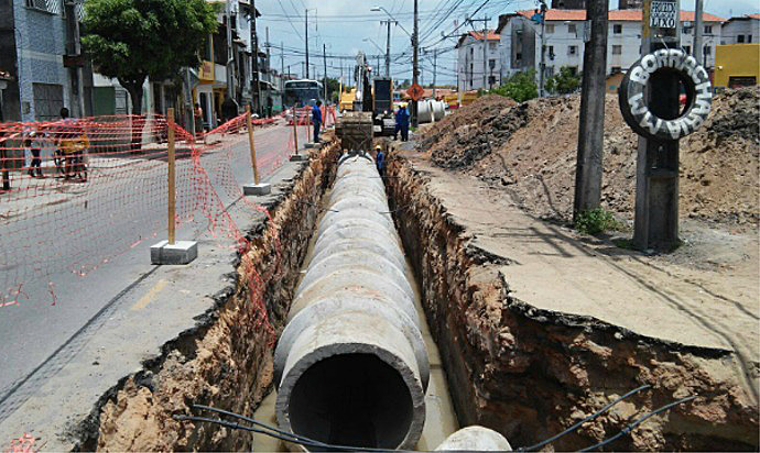 Cano de concreto em asfalto aberto