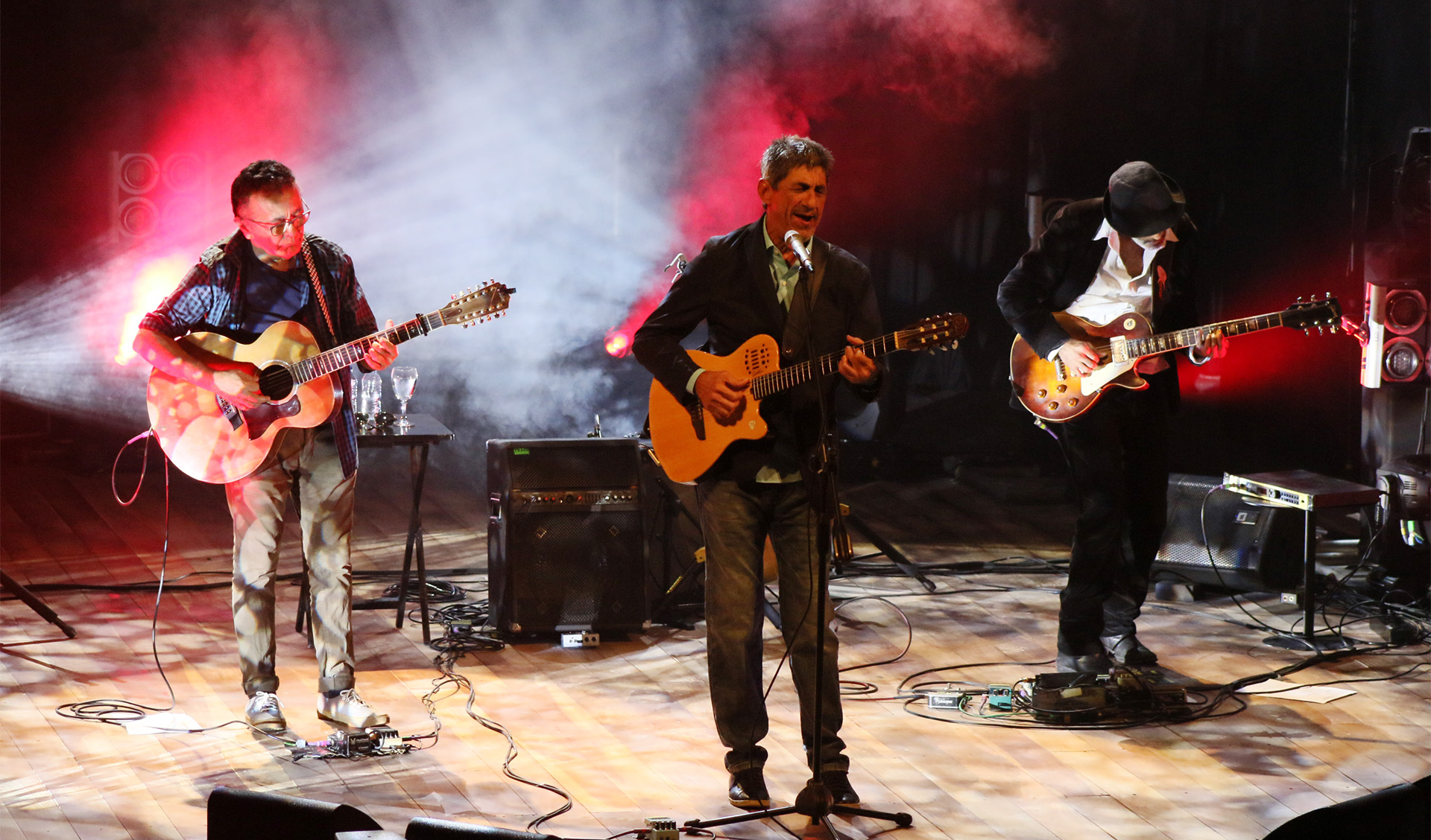 Raimundo Fagner cantando no paldo do Teatro São José