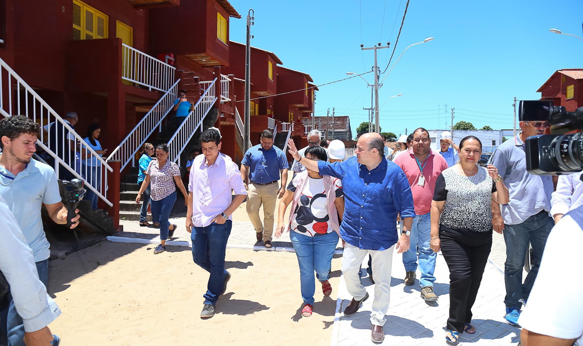 várias pessoas andando no meio de um canteiro de obras