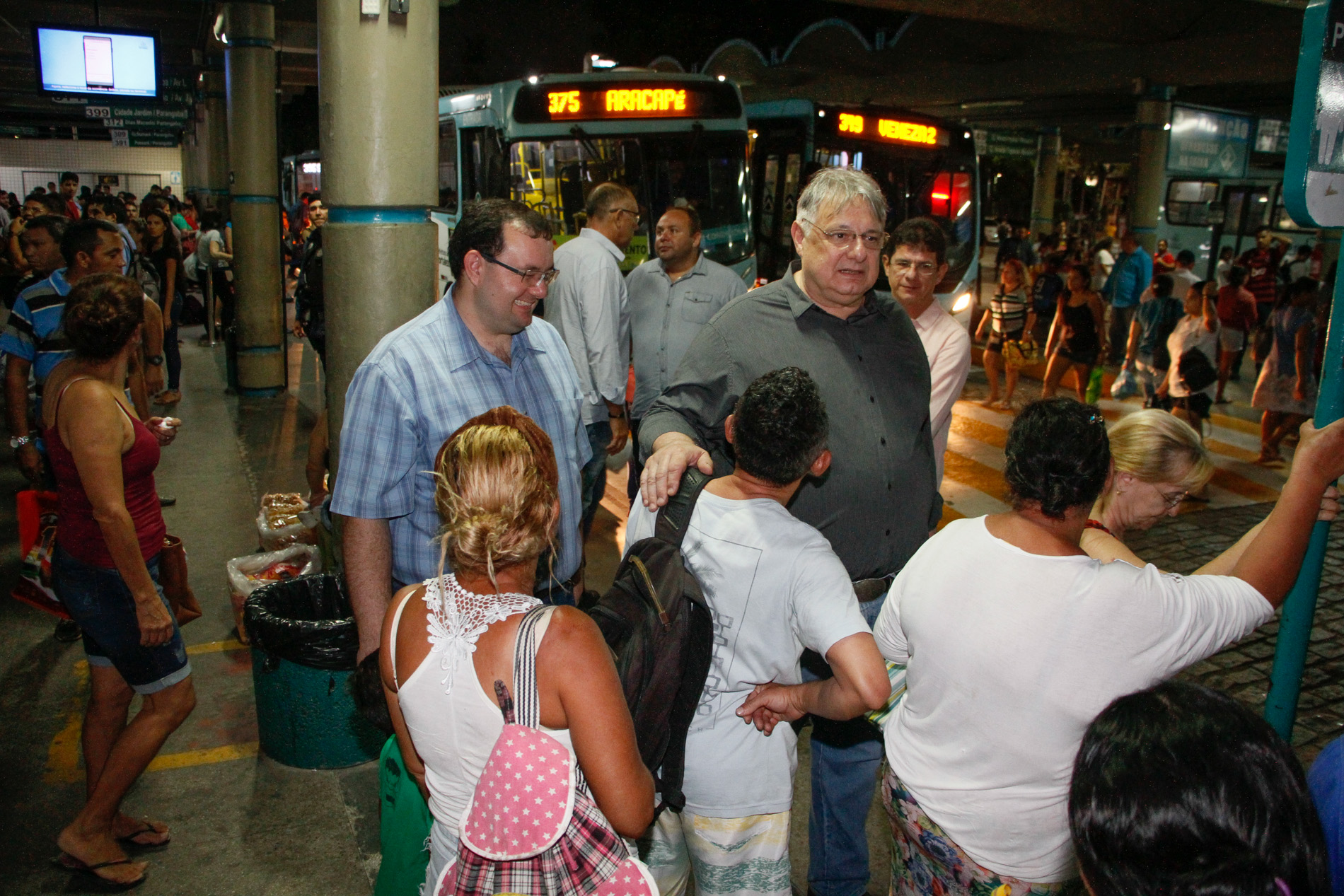 vice-prefeito conversando com pessoas no terminal