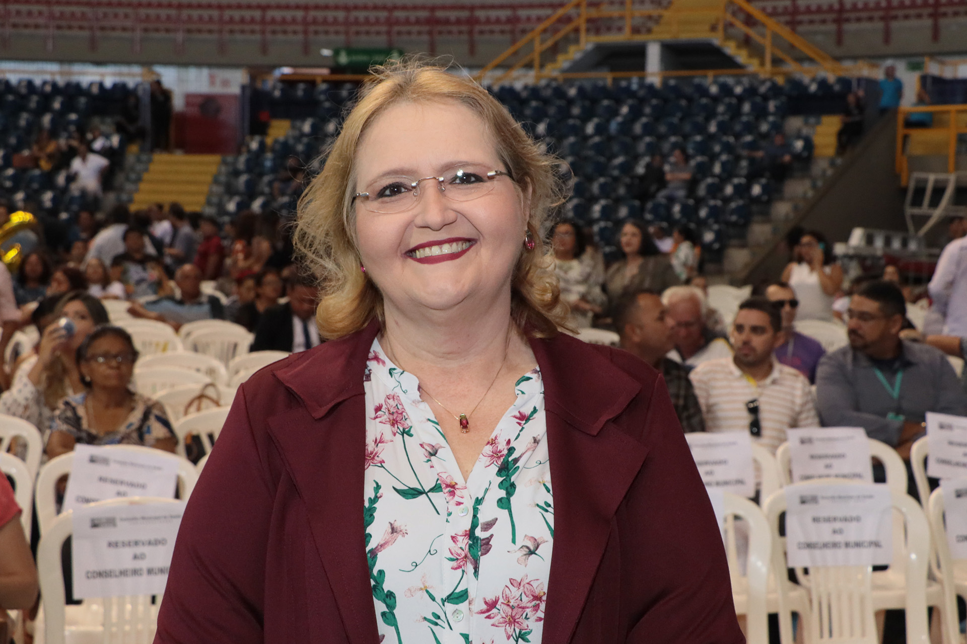 Mulher sorrindo para a foto