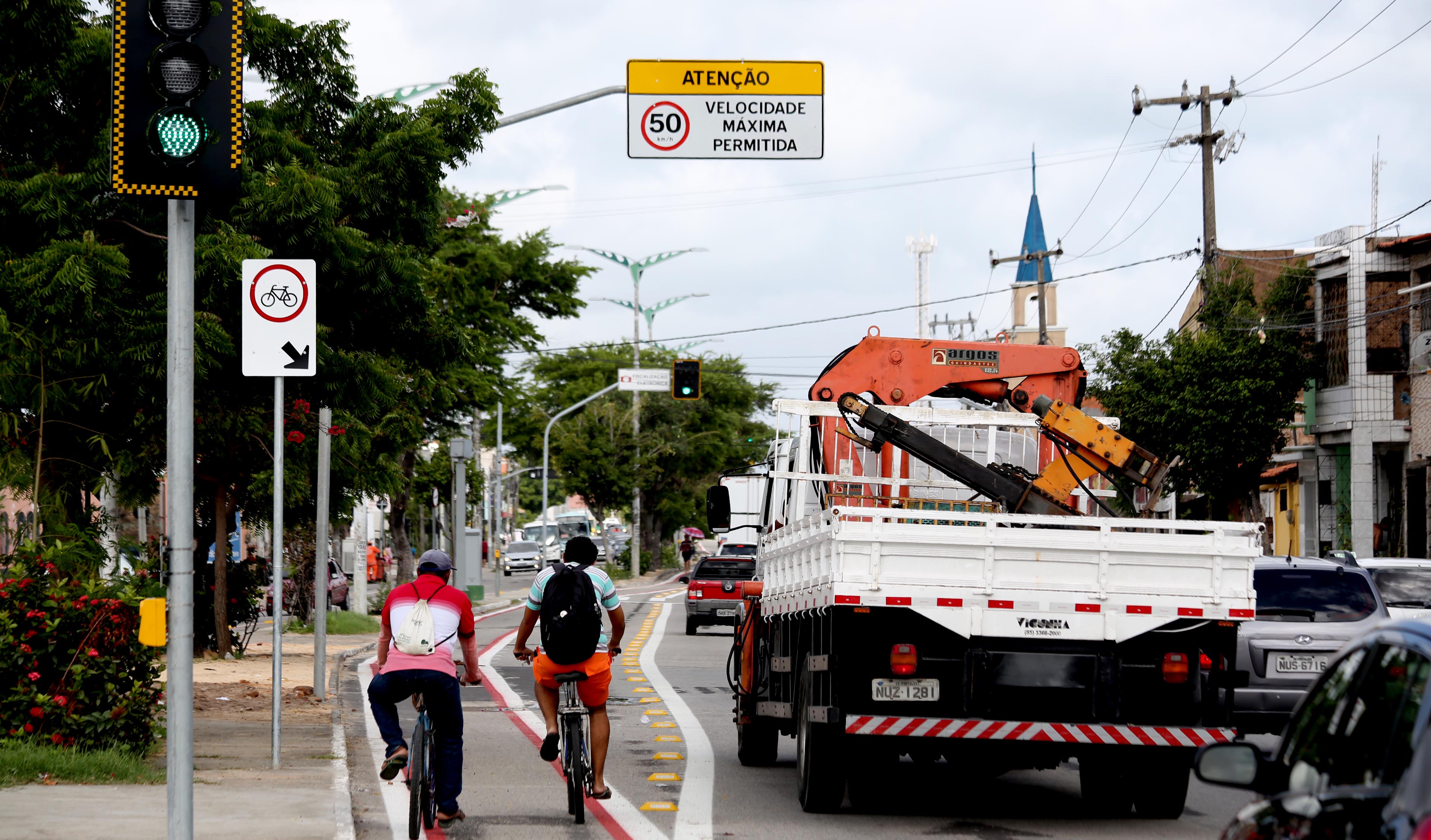 Caminhão na Avenida Leste-Oeste