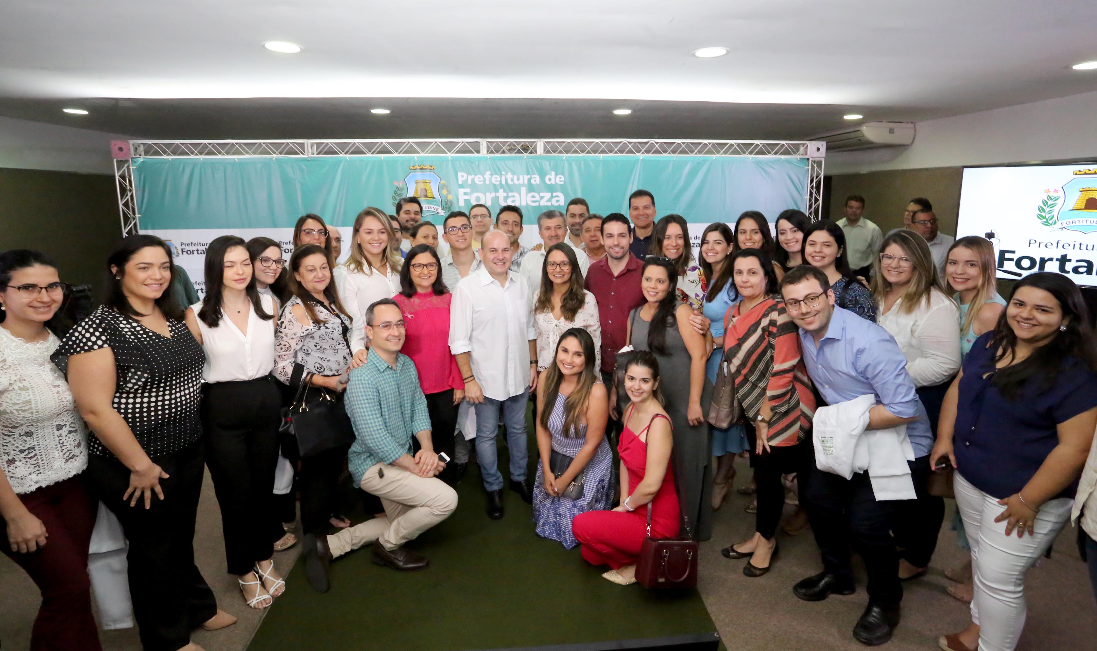 prefeito e várias pessoas ao lado posando para a foto