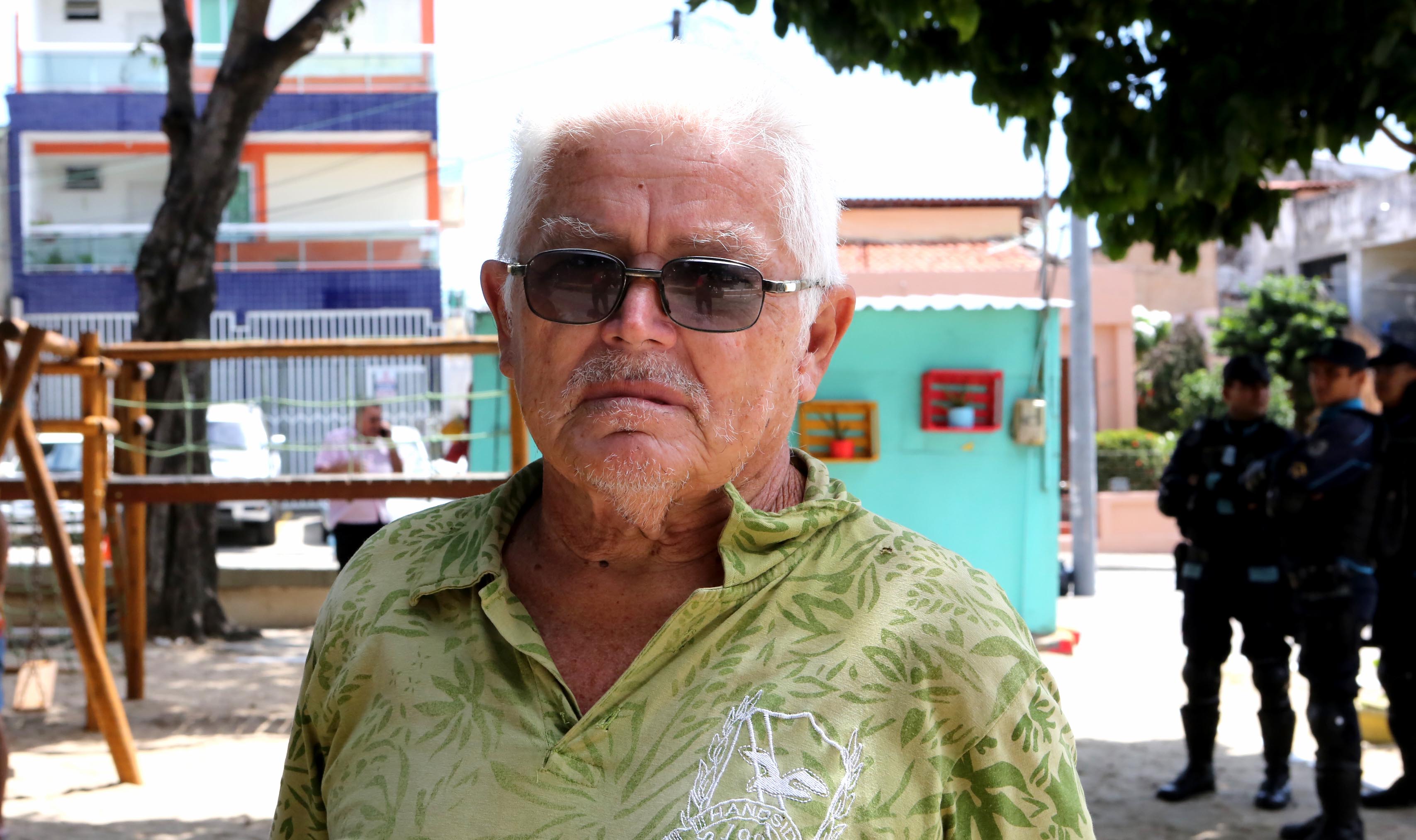 homem posando para a foto