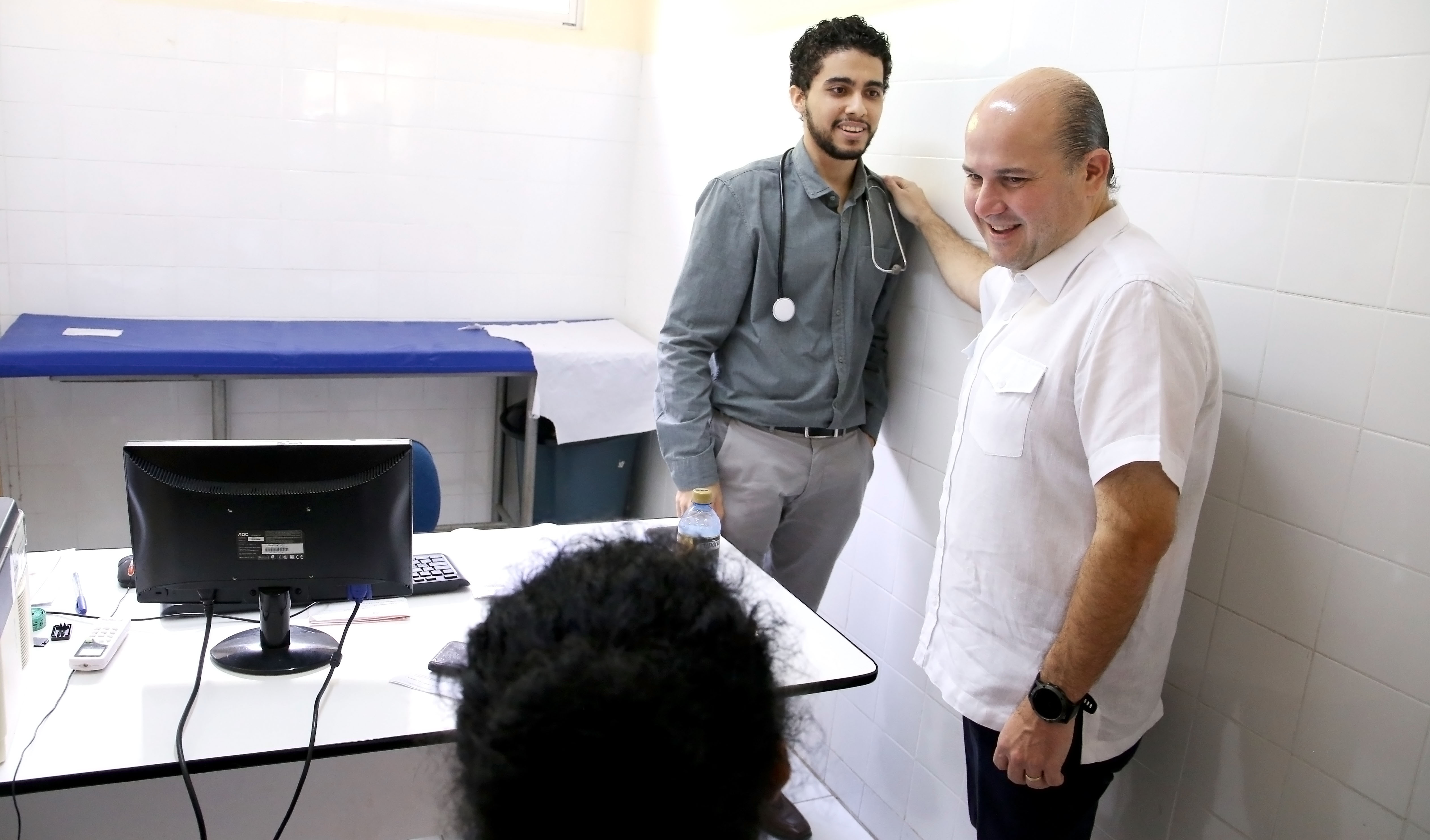 prefeito cumprimenta um médico no consultório