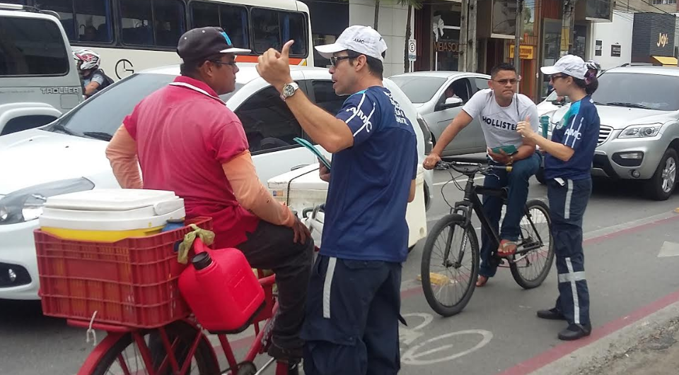 Agente da AMC alerta ciclista