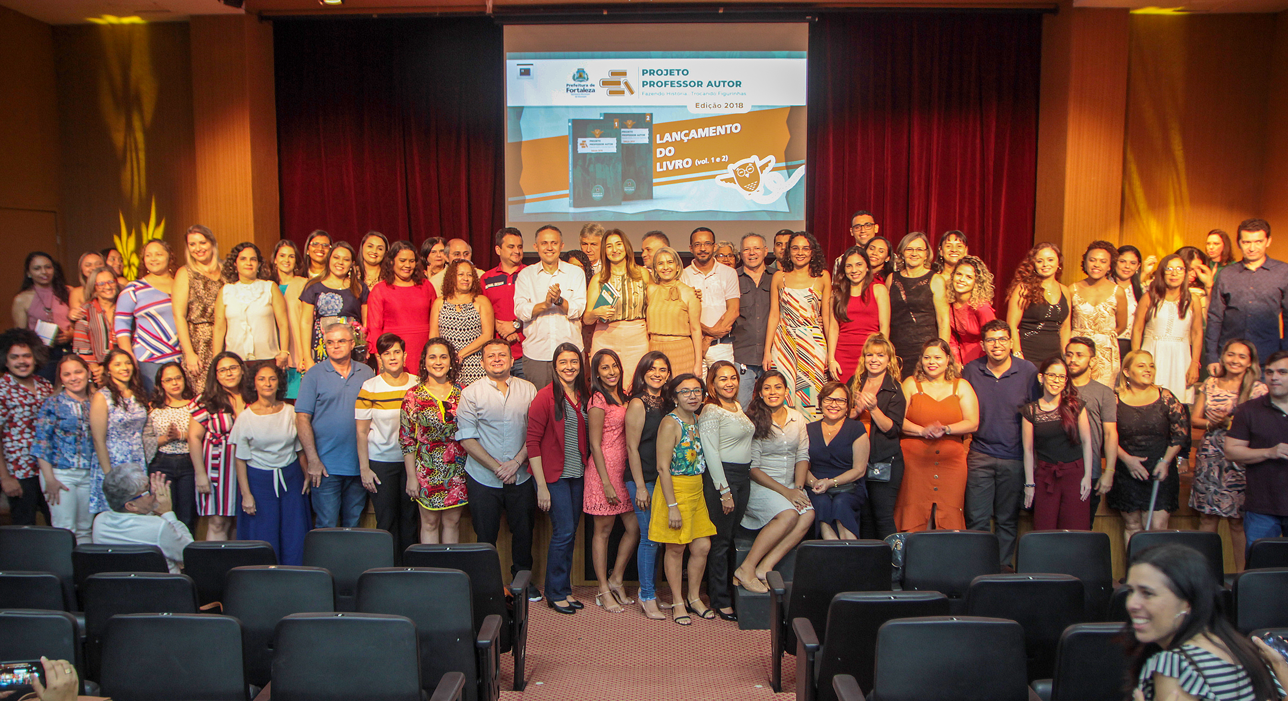 Professores autores participam de registro fotográfico durante solenidade de lançamento