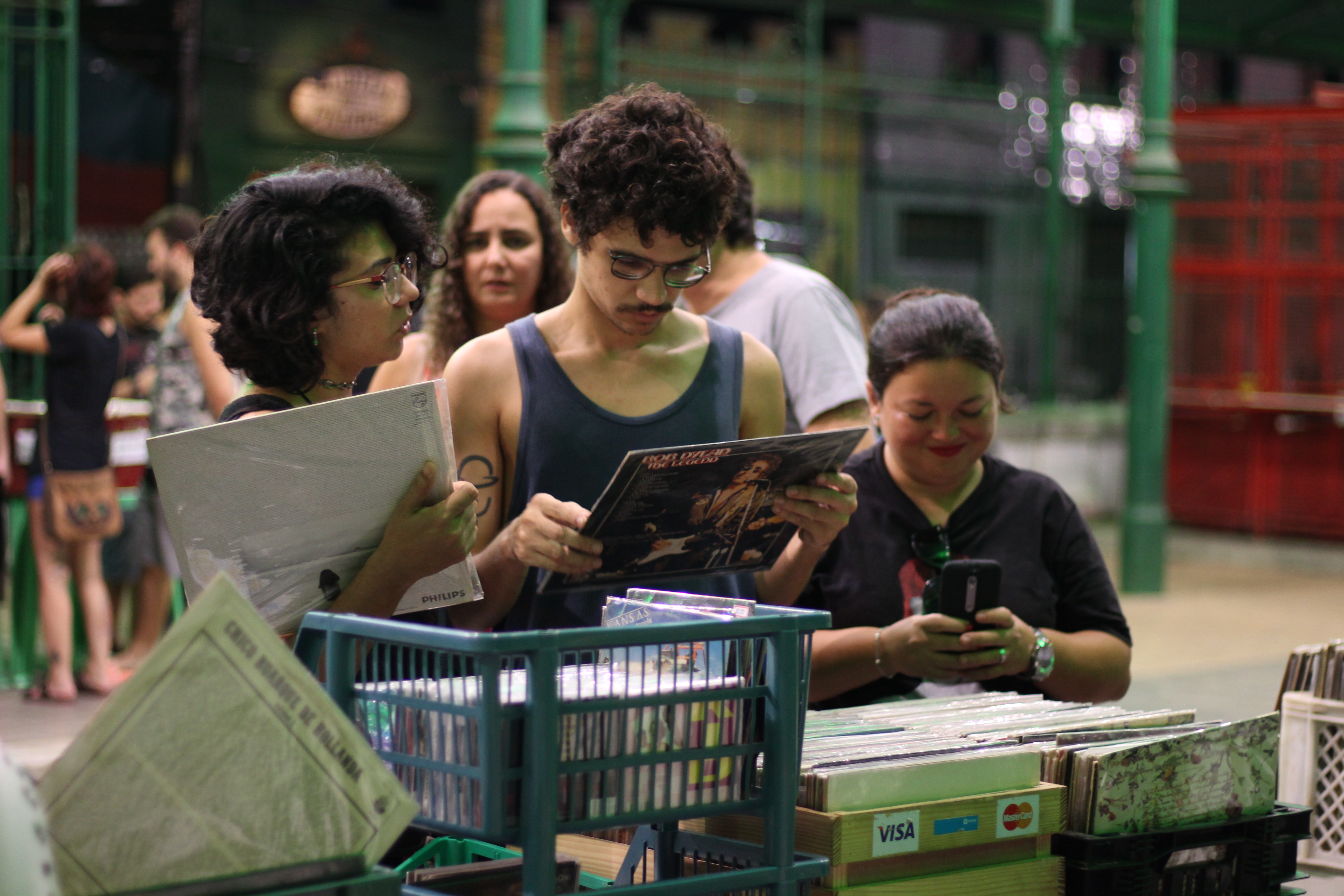 Jovens manuseando vinis na Feira Afins de Vitrola