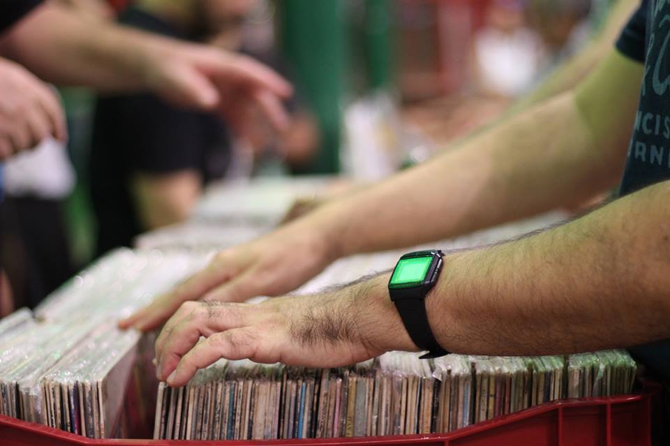 pessoa comprando disco de vinil da Feira Afins de Vitrola