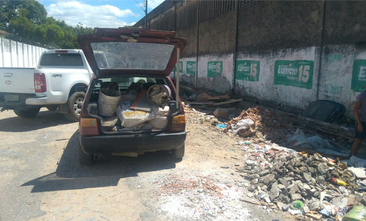 Imagem do carro apreendido por descartar entulho em local proibido