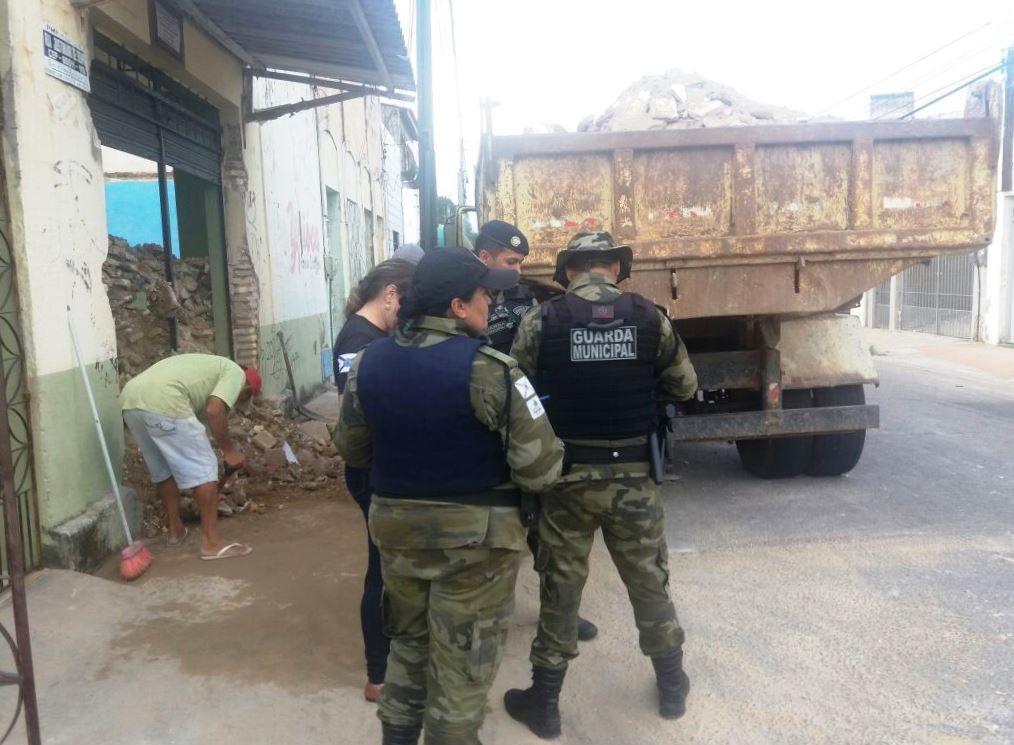 Imagem de fiscal da Agefis e guardas municipais realizando o flagrante de caminhão