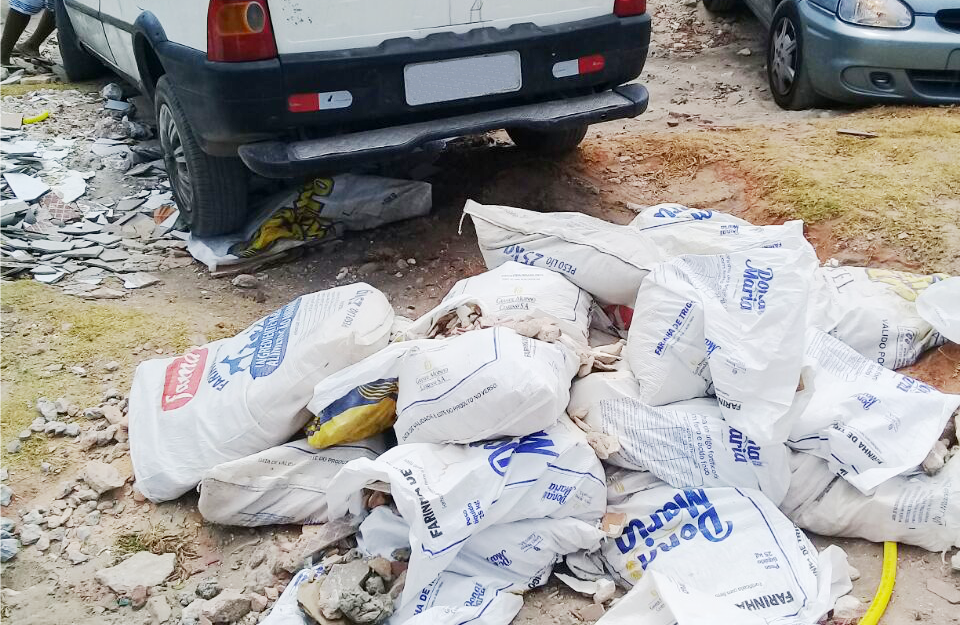 Imagem do carro apreendido e do lixo despejado irregularmente no local