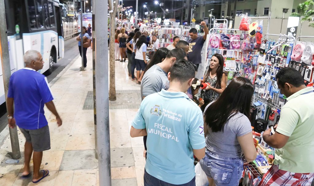 Imagem do fiscal notificando ambulantes que ocupam irregularmente o passeio do corredor de ônibus