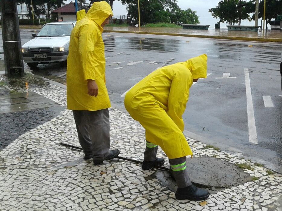 Primeira fase da ação de fiscalização para identificar ligações irregulares que destinam águas pluviais para a rede de esgoto