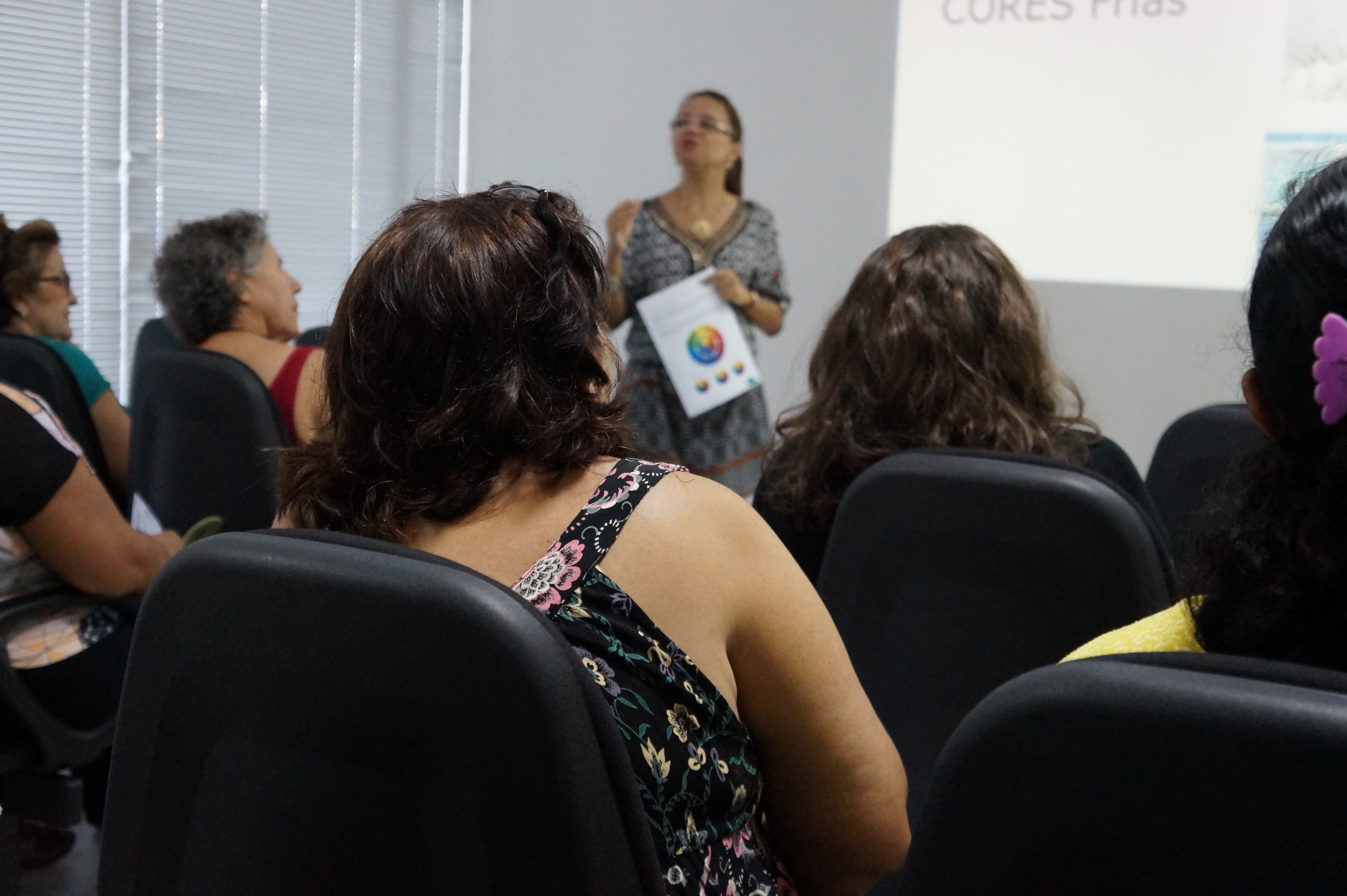 Empreendedores recebendo capacitação no auditório da SDE