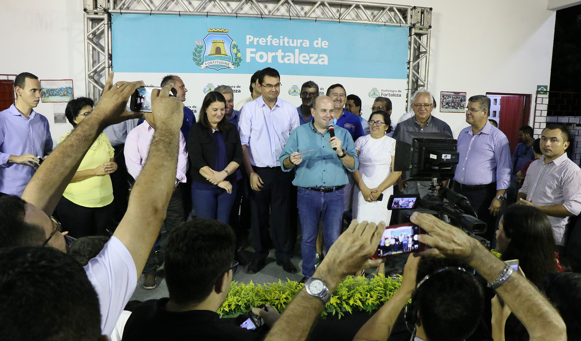 prefeito roberto cláudio discursando