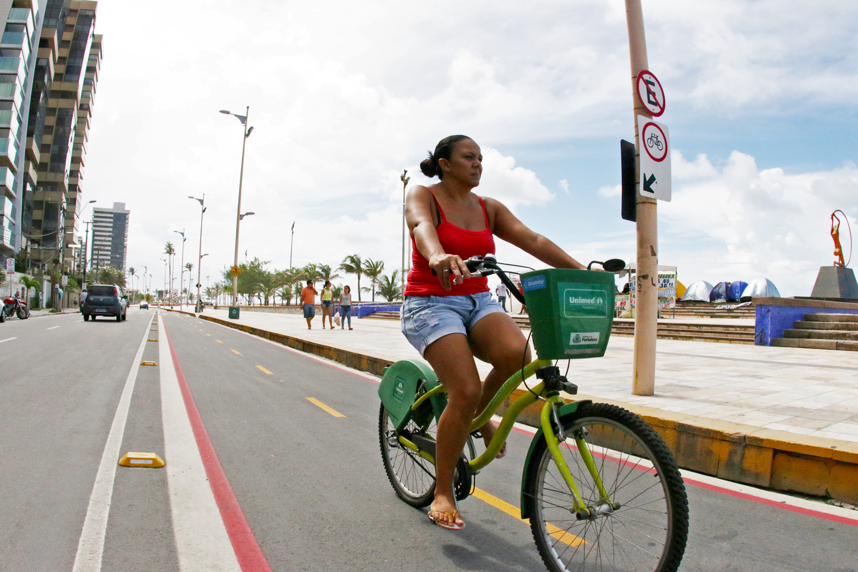 Mulher pedalando em bicicleta do sistema Bicicletar