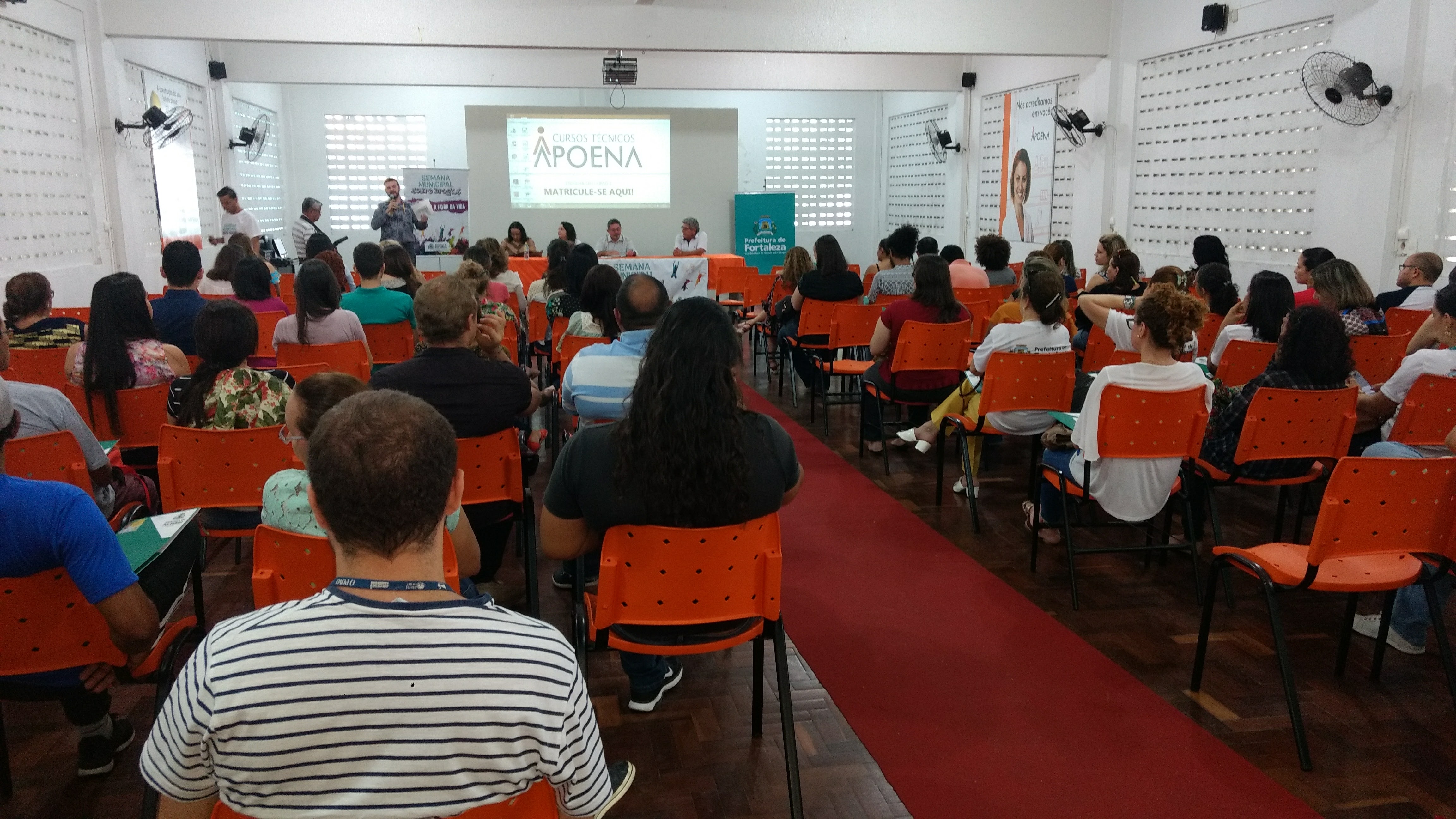 auditório com pessoas assistindo a uma palestra