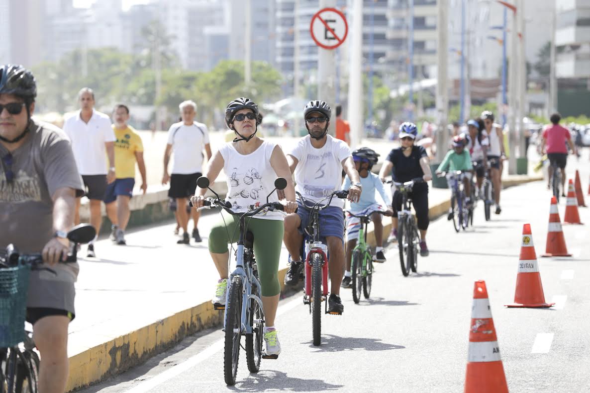 Ciclistas na Ciclofaixa de Lazer