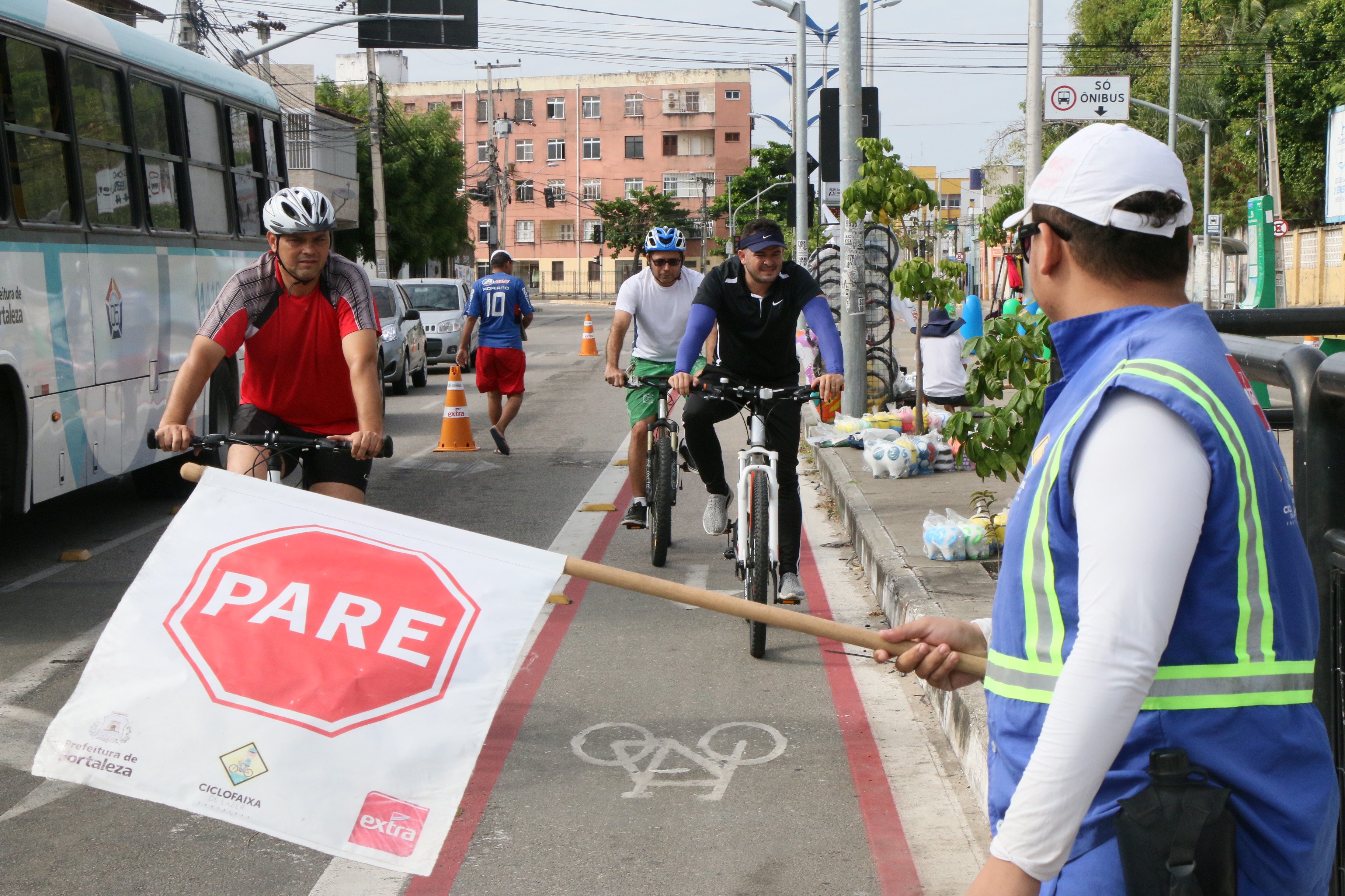 Ciclistas na Ciclofaixa de Lazer