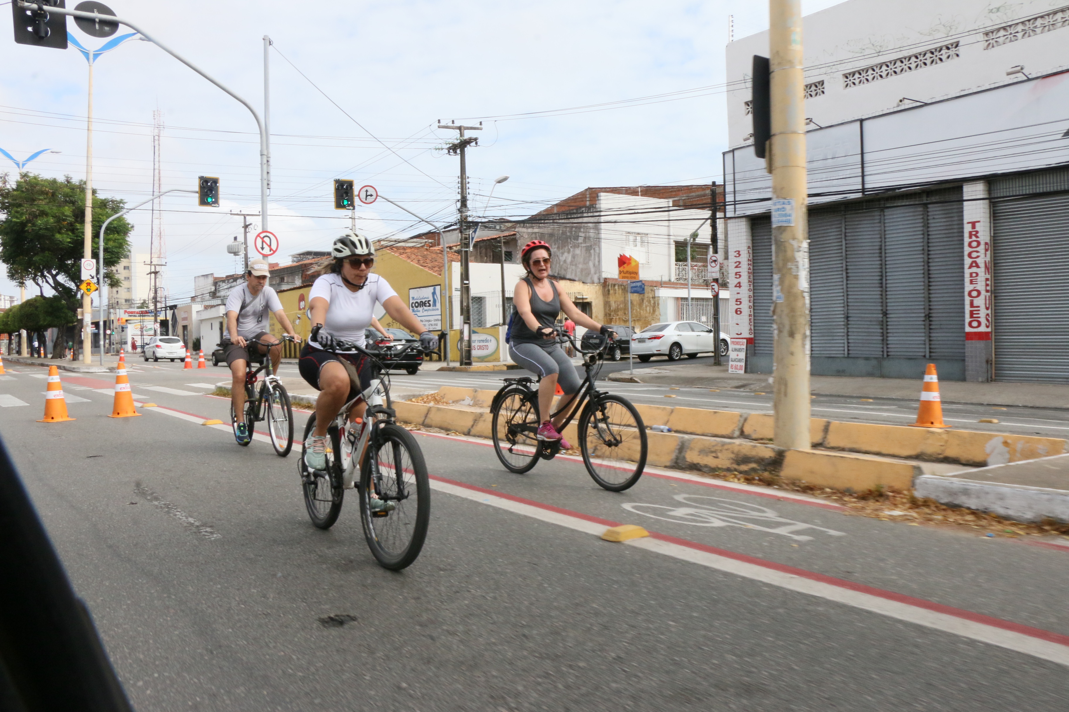 Ciclistas na Ciclofaixa de Lazer