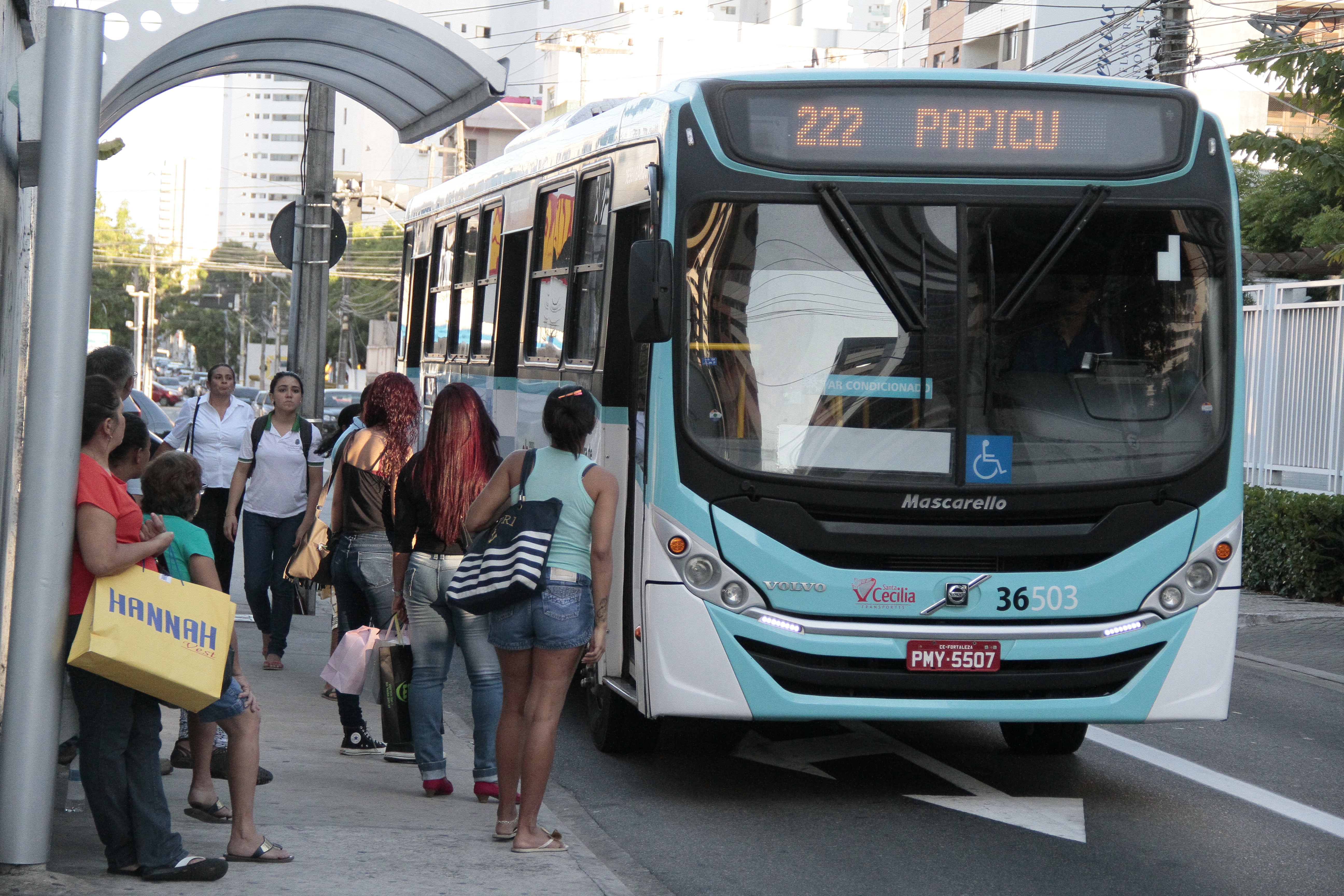 Mulheres em parada de ônibus