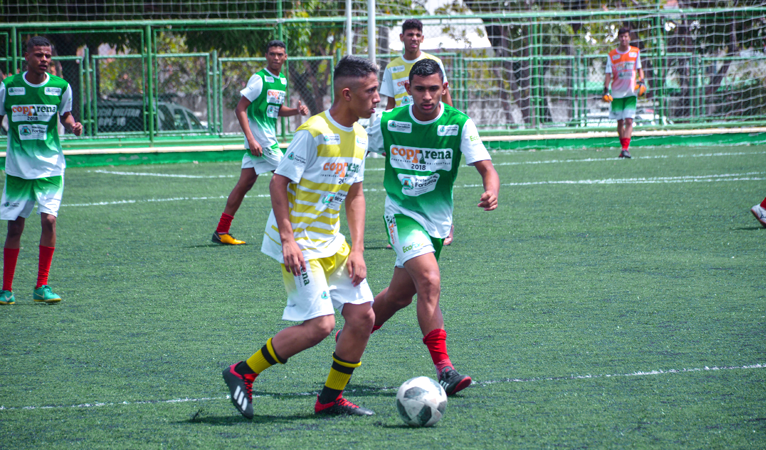 jovens jogando bola