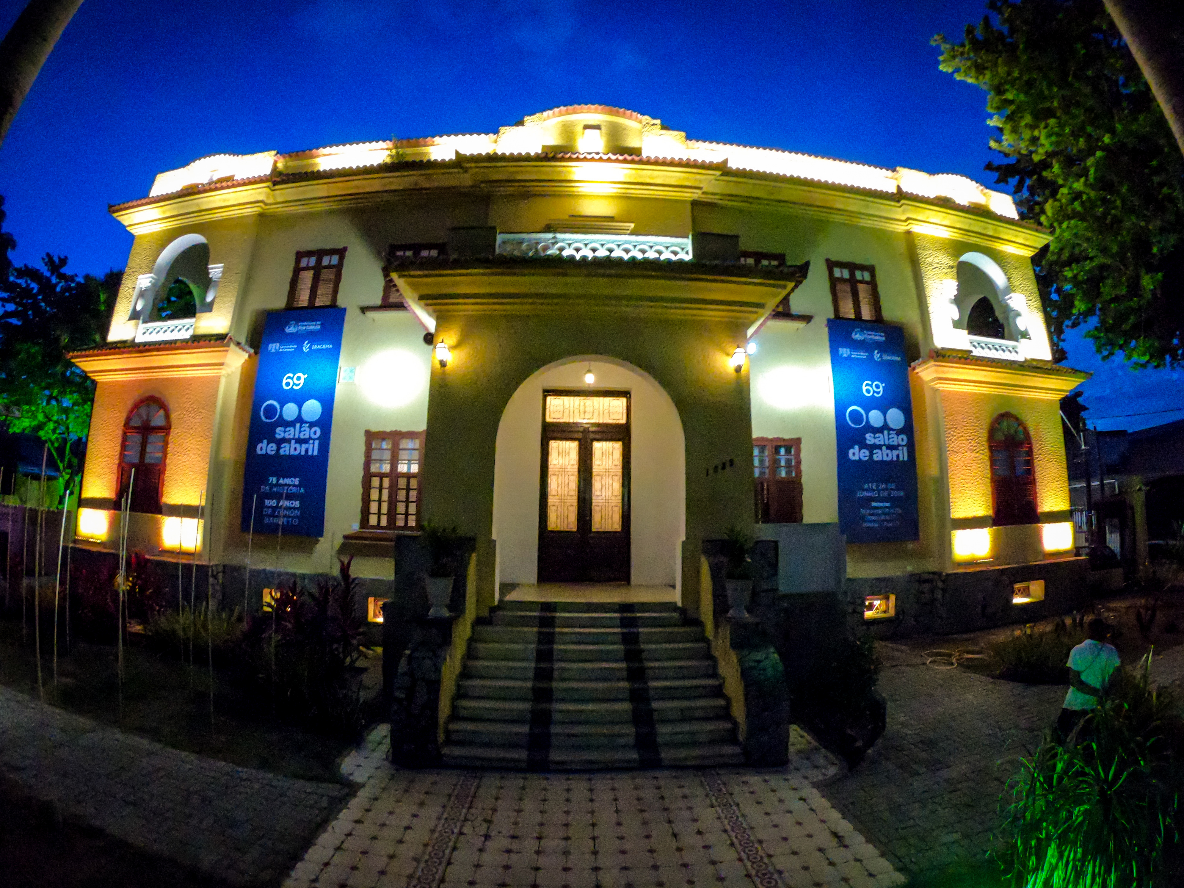 Fachada da Casa do Barão de Camocim inteiramente restaurada e com banners sobre o Salão de Abril nas laterais