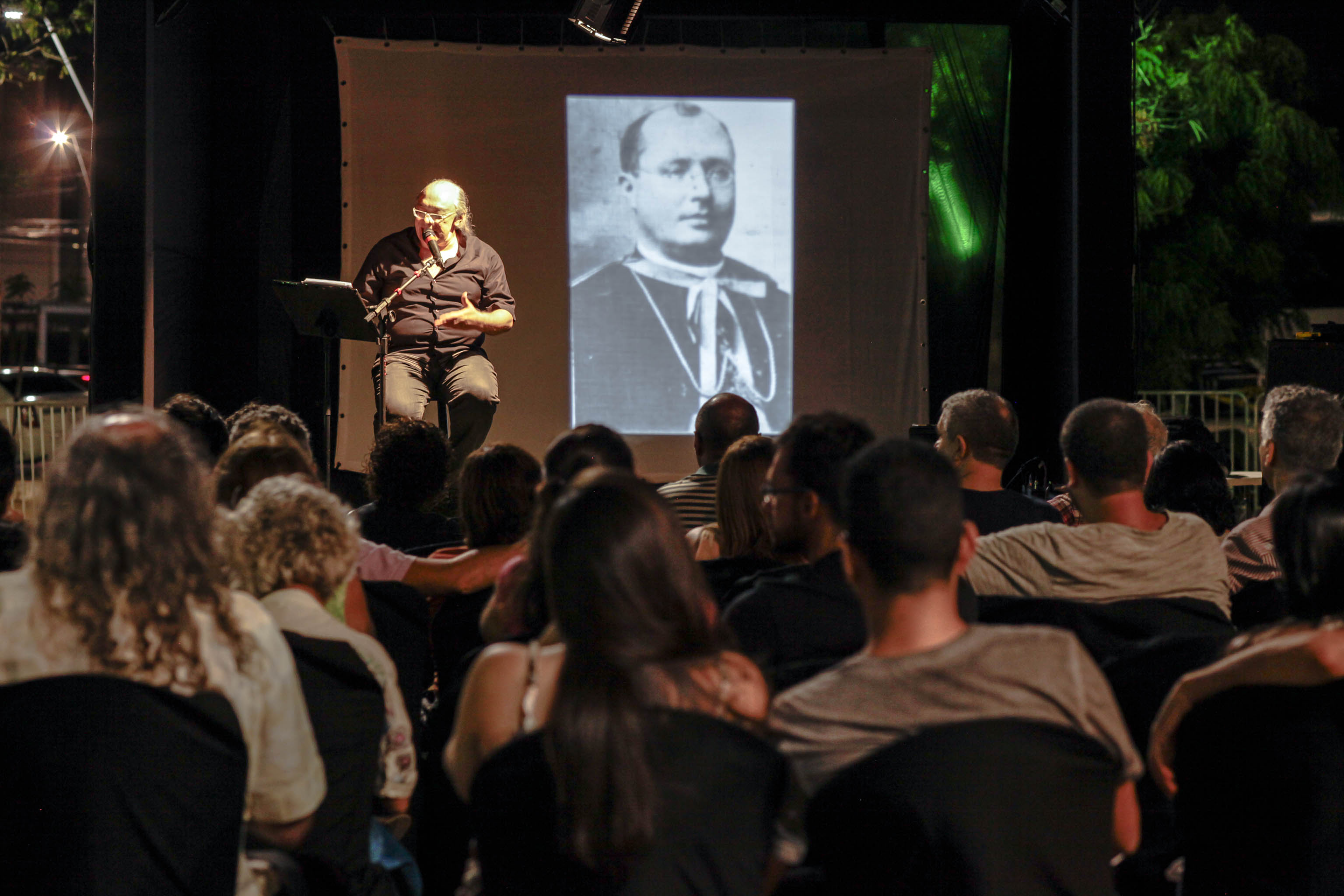 Ator Ricardo Guilherme se apresentando no palco