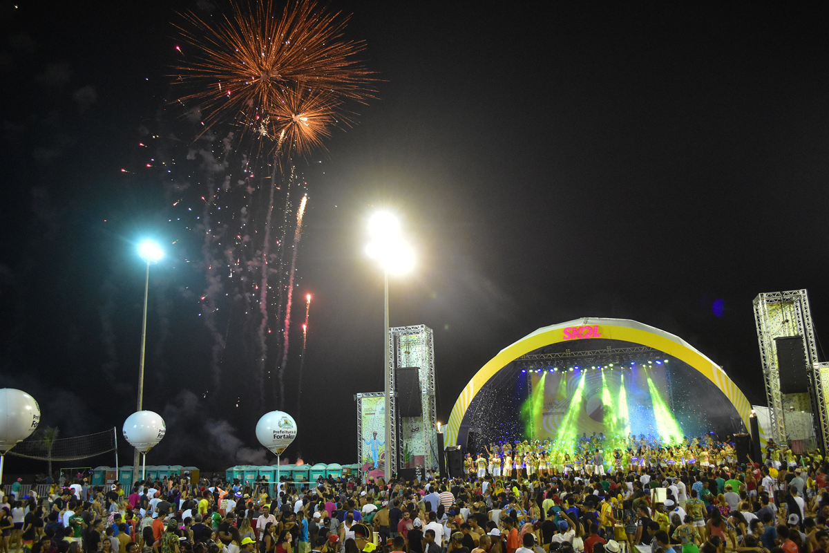 Foliões no carnaval do aterrinho