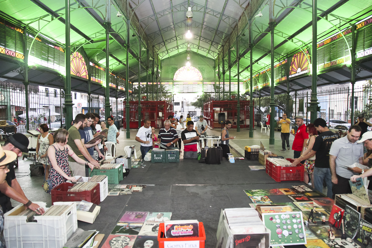 Interior do Mercado dos Pinhões durante da Feira Afins de Vitrola