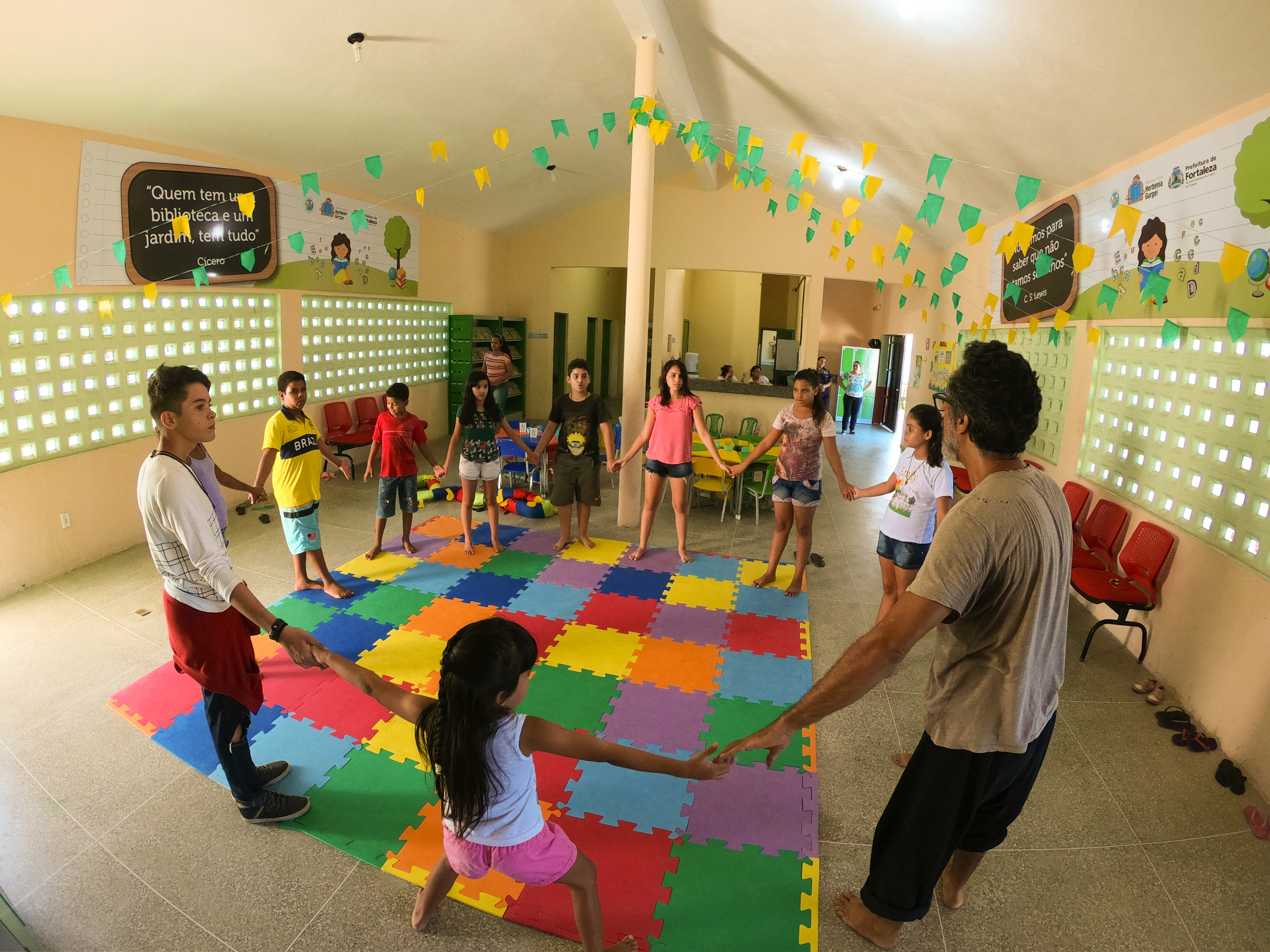 Crianças brincam de roda no interior do da Biblioteca Pública Infantil Herbênia Gurgel