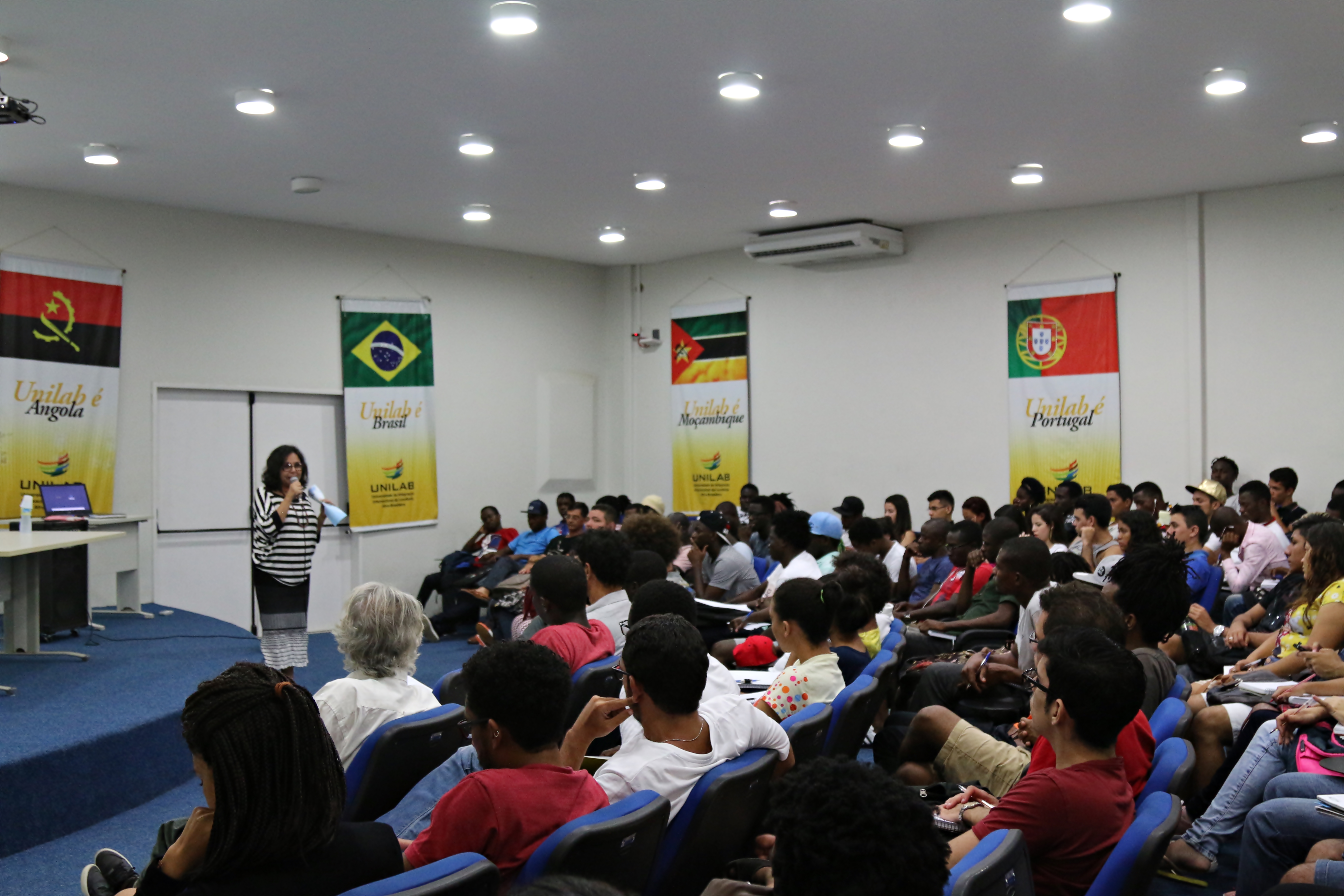 alunos da ulinab assistem palestra da diretora da vila das artes, eliza gunther