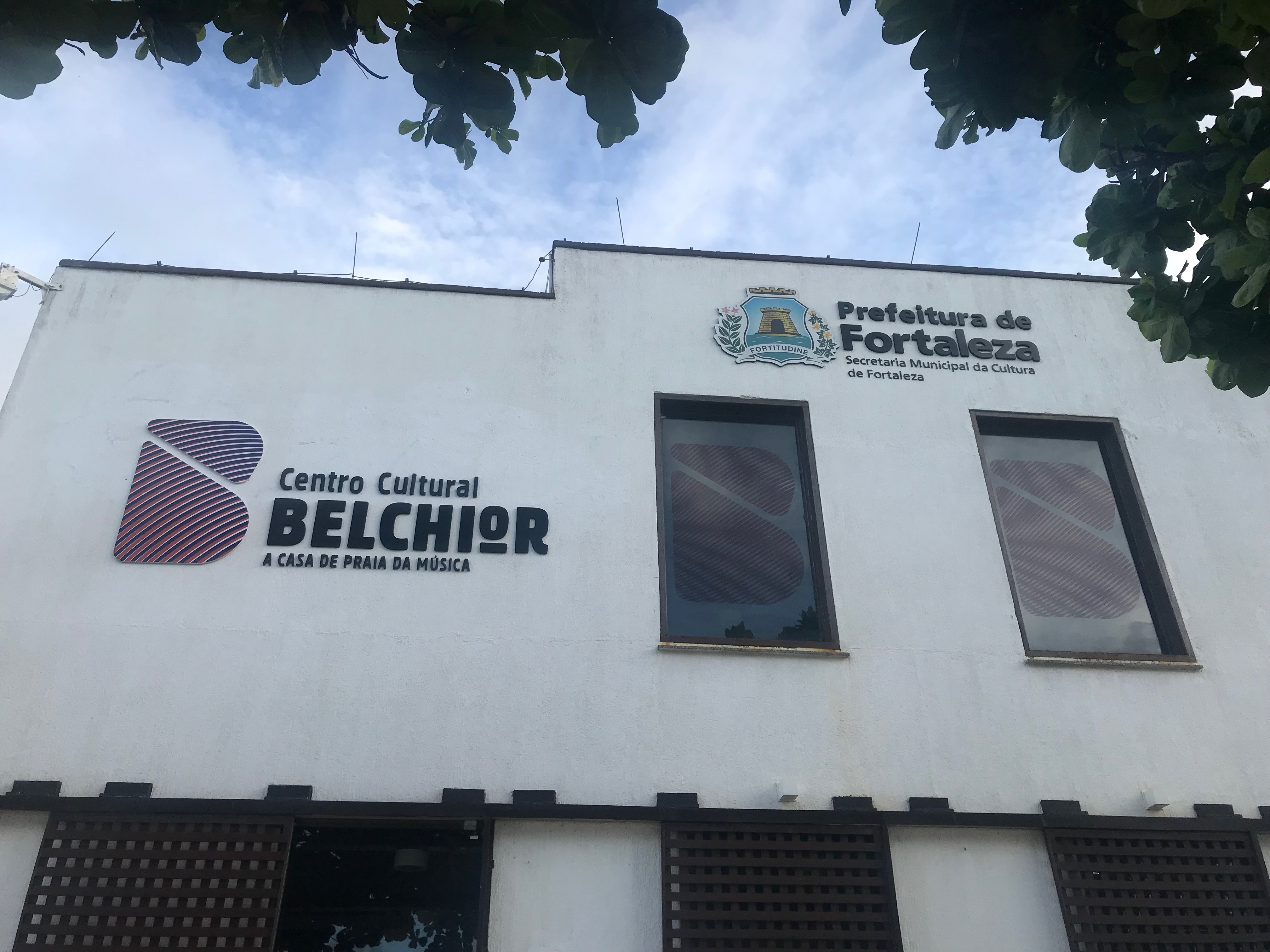 Fachada do Centro Cultural Belchior com nova marca